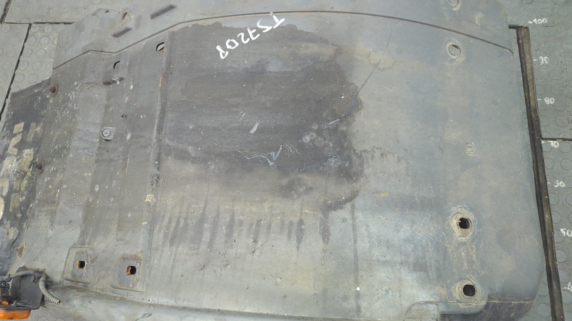 Крыло переднее правое