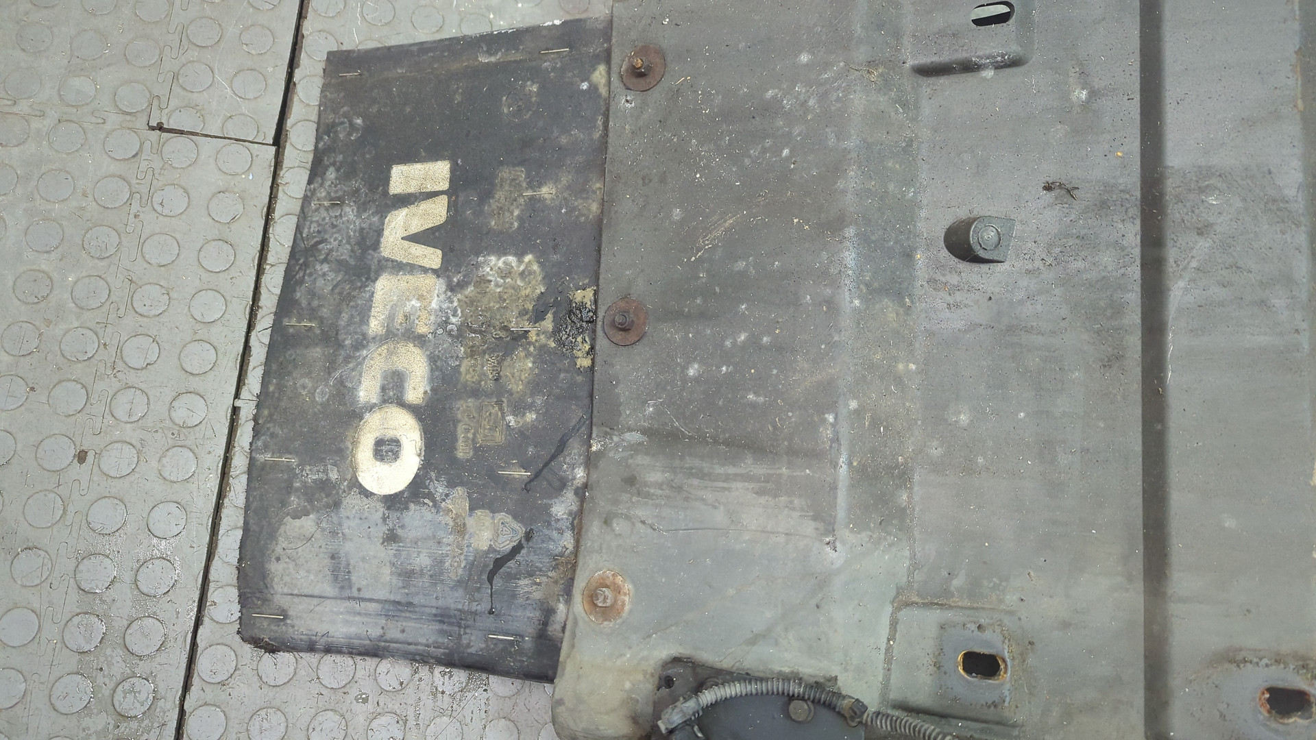 Крыло переднее правое