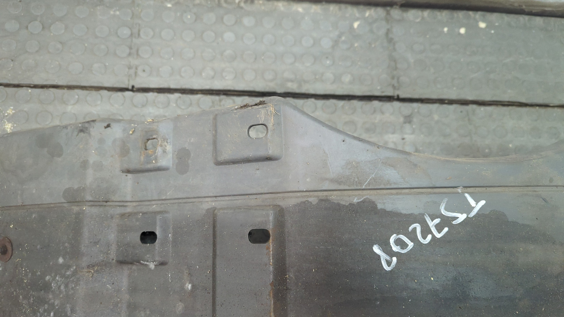 Крыло переднее правое