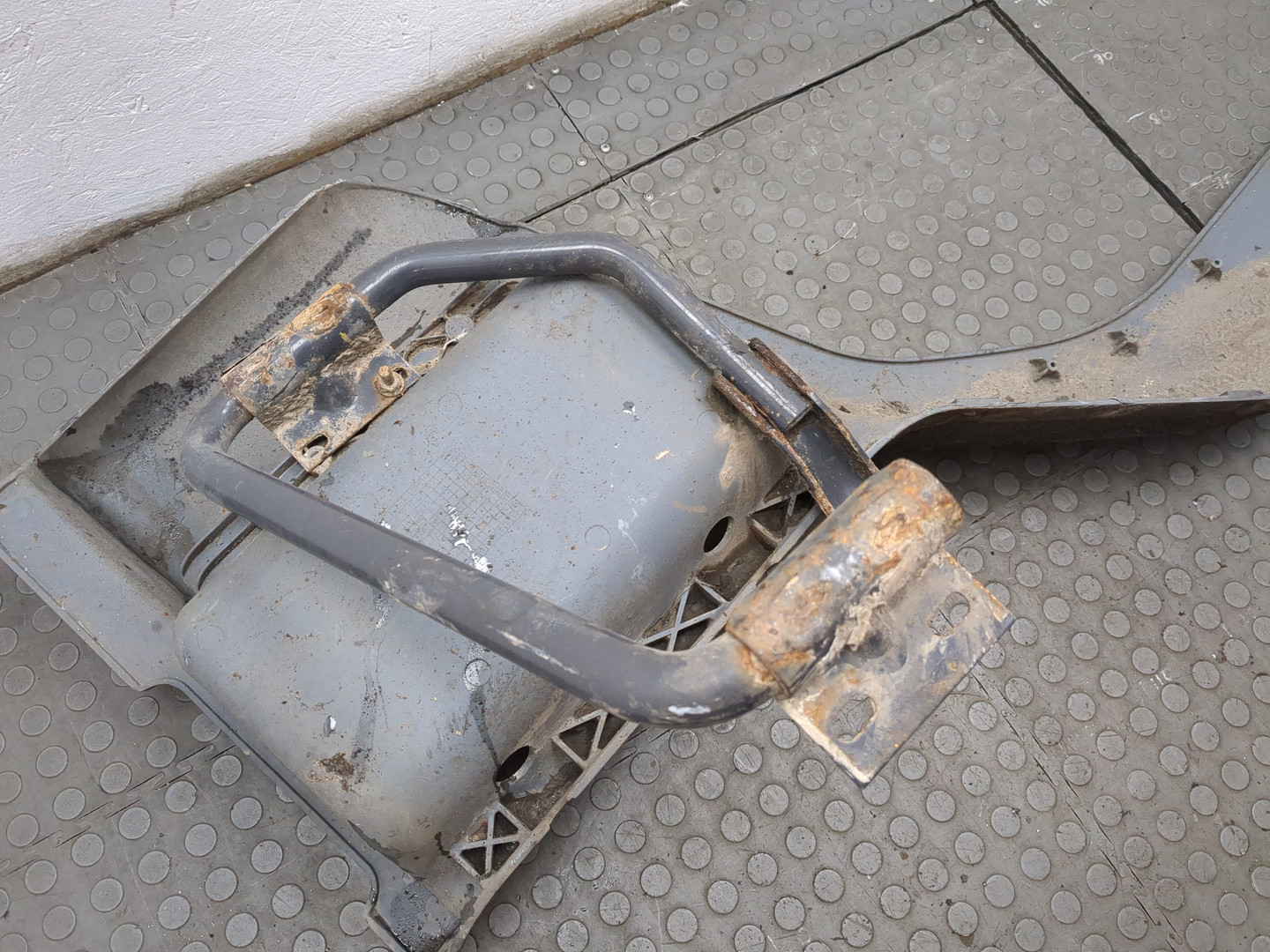 Подножка левая