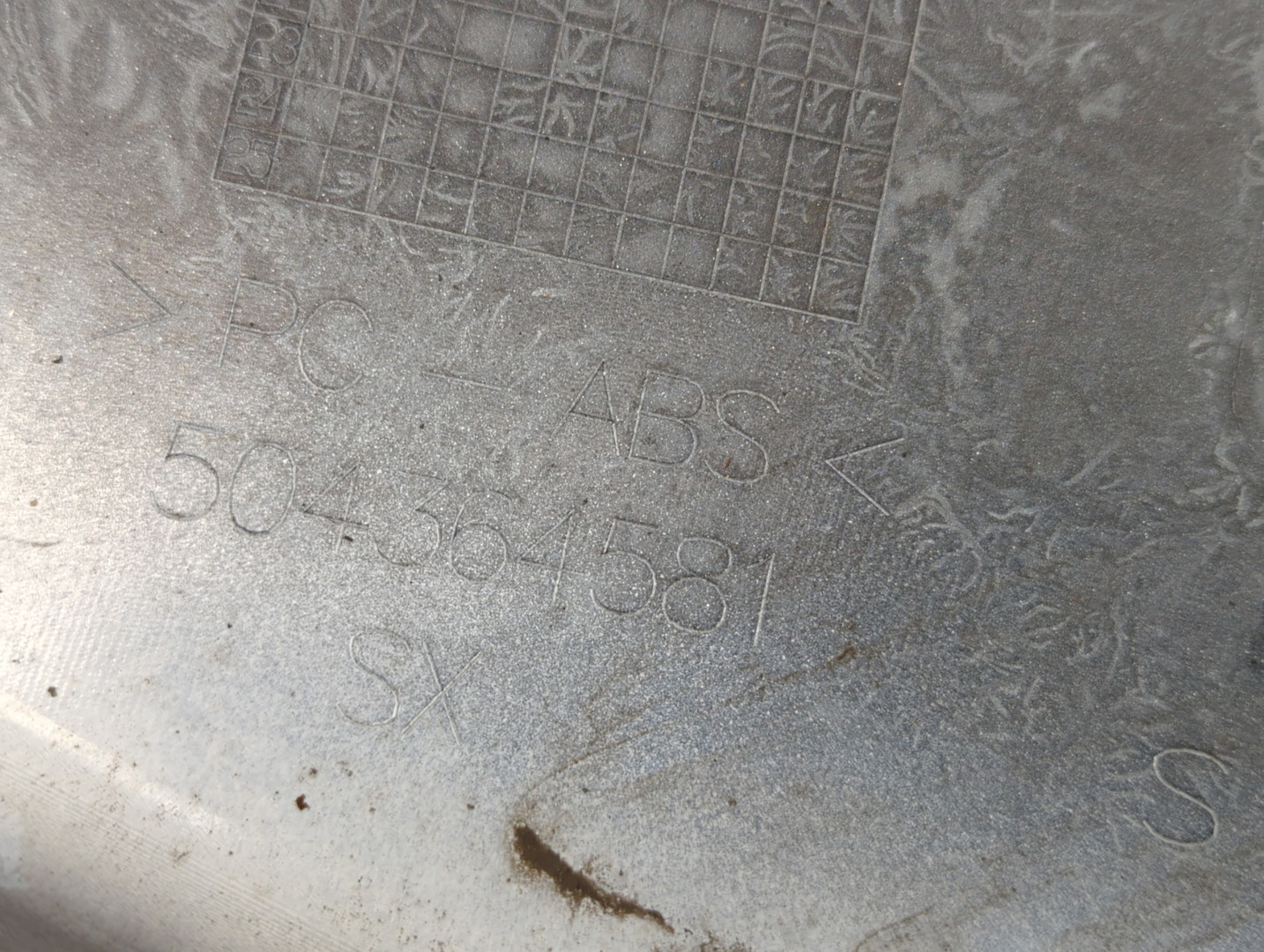 Крыло переднее левое