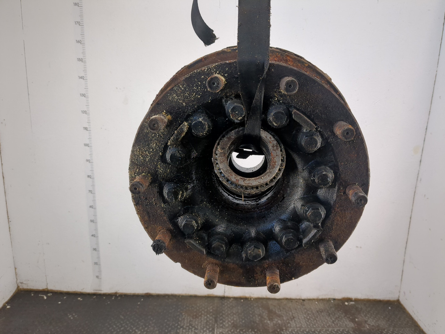 Кулак поворотный передний левый