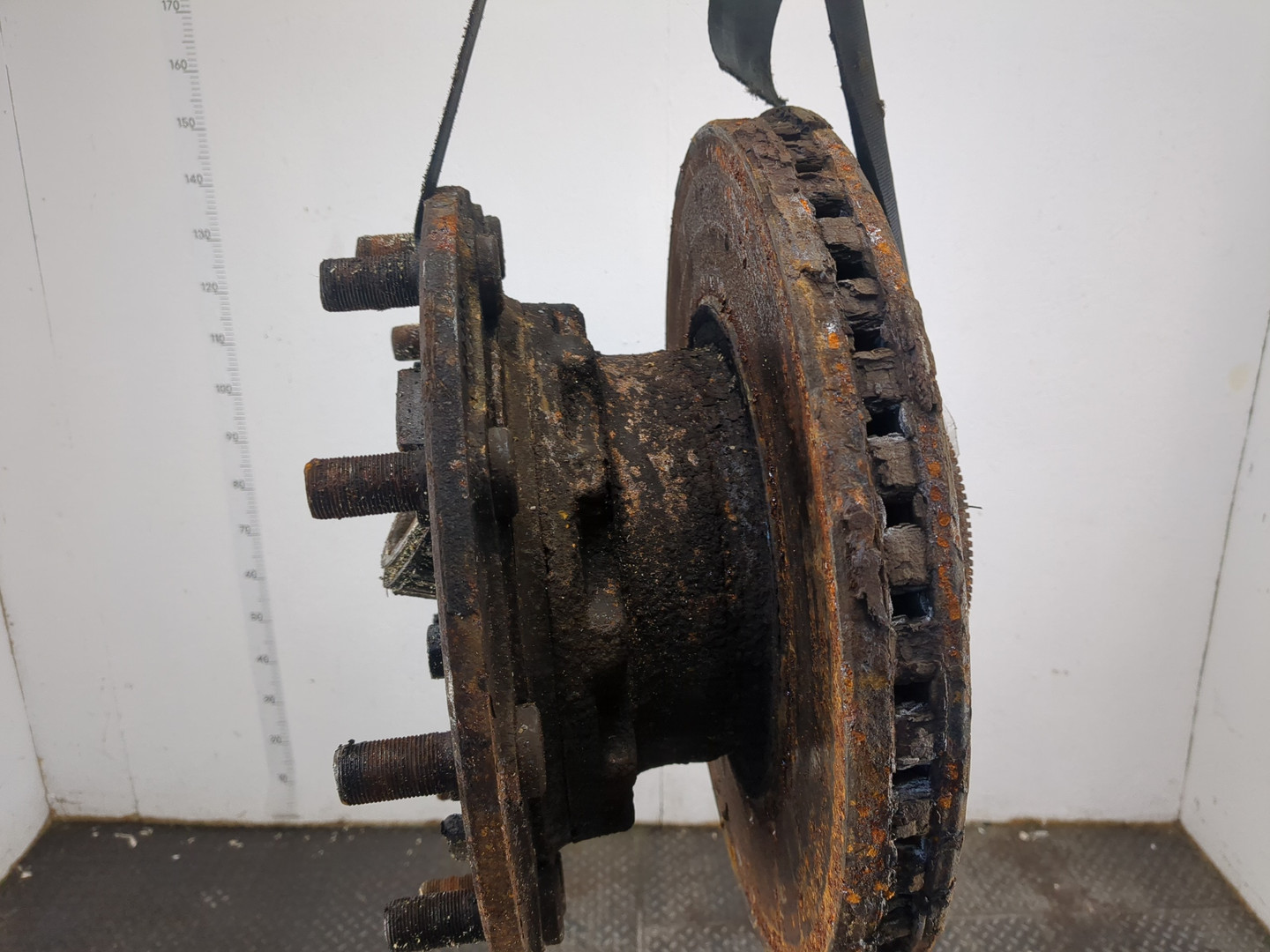 Кулак поворотный передний левый