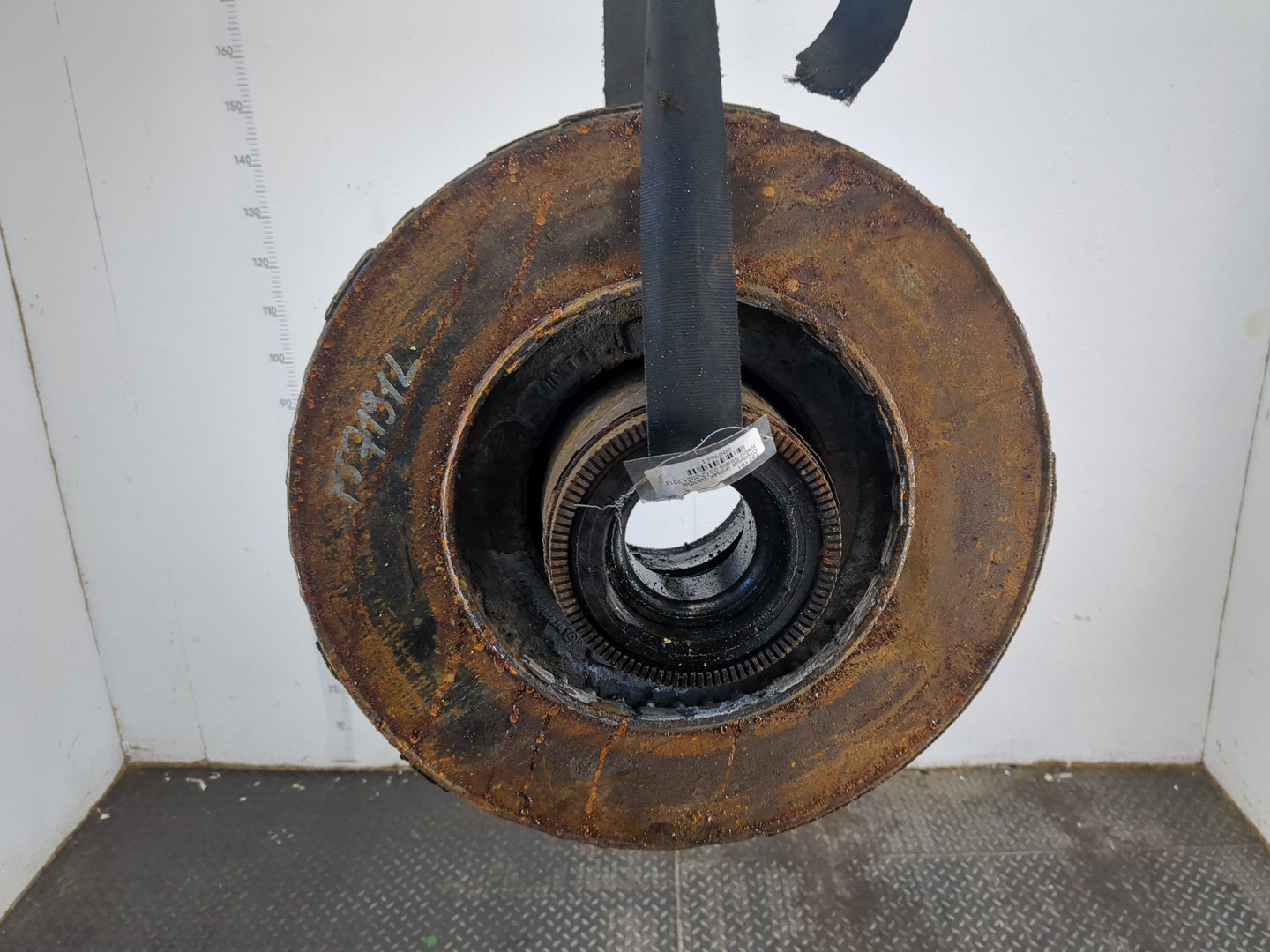 Кулак поворотный передний левый