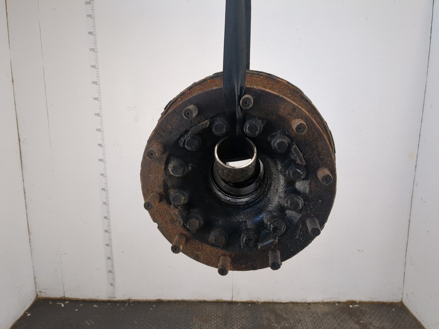 Кулак поворотный передний правый