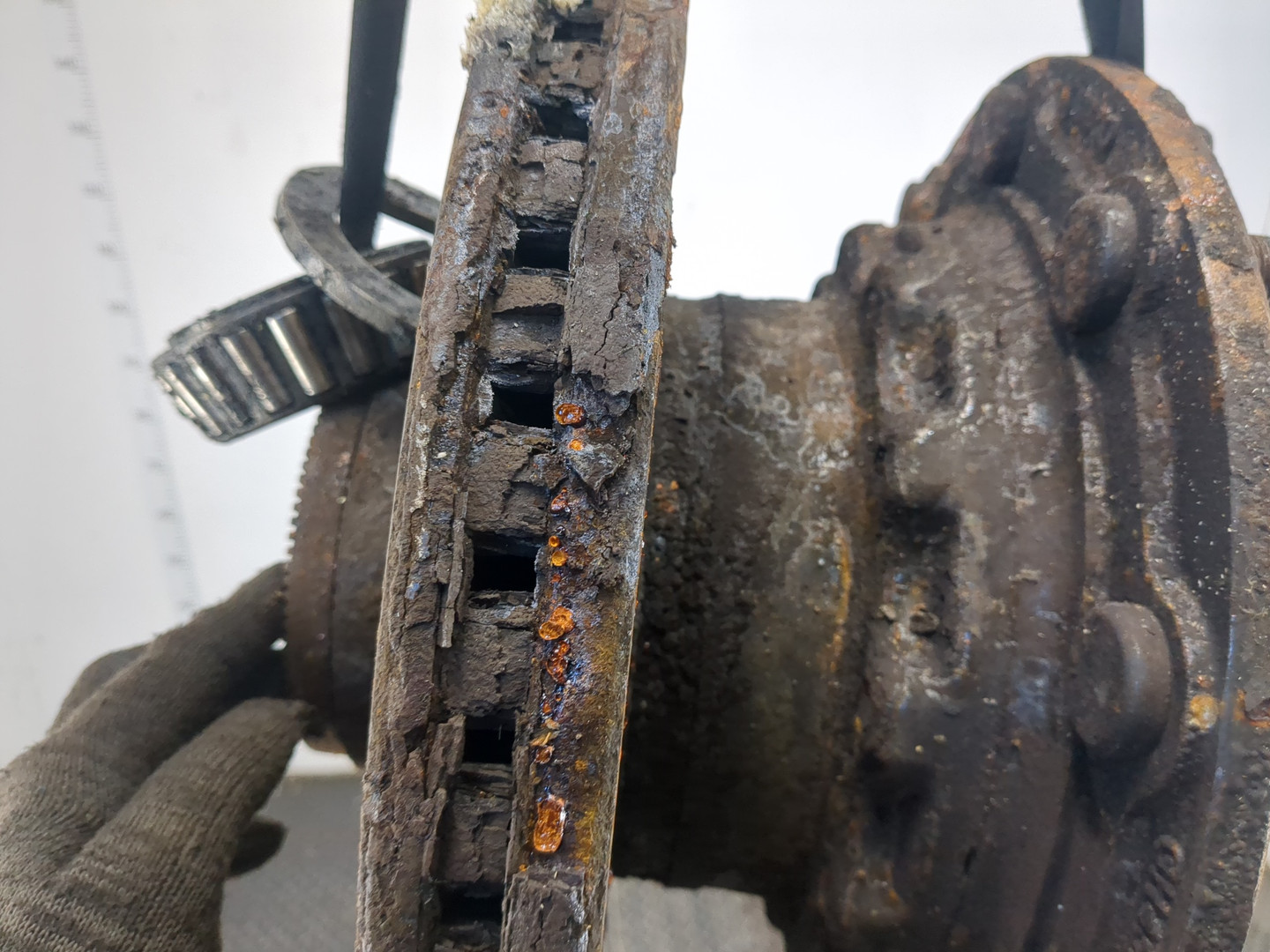 Кулак поворотный передний правый