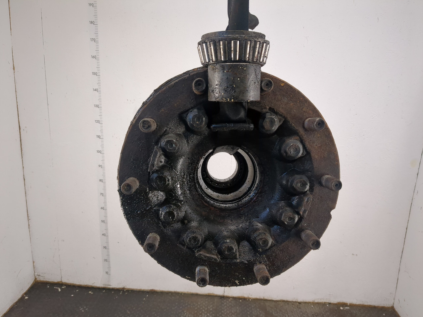 Кулак поворотный передний правый