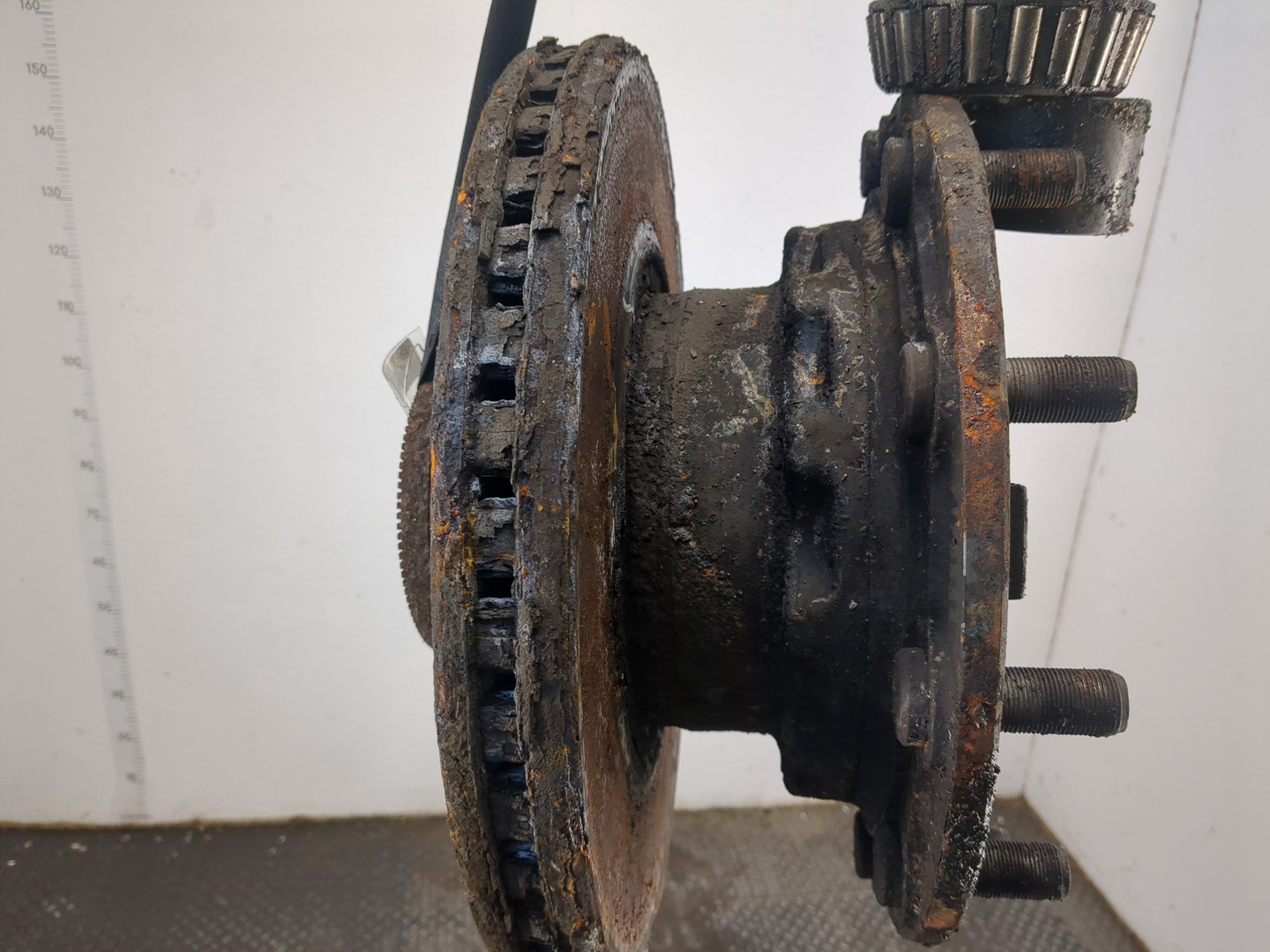 Кулак поворотный передний правый