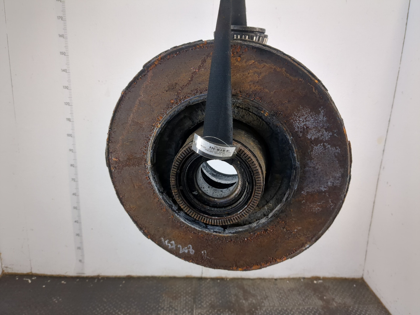 Кулак поворотный передний правый