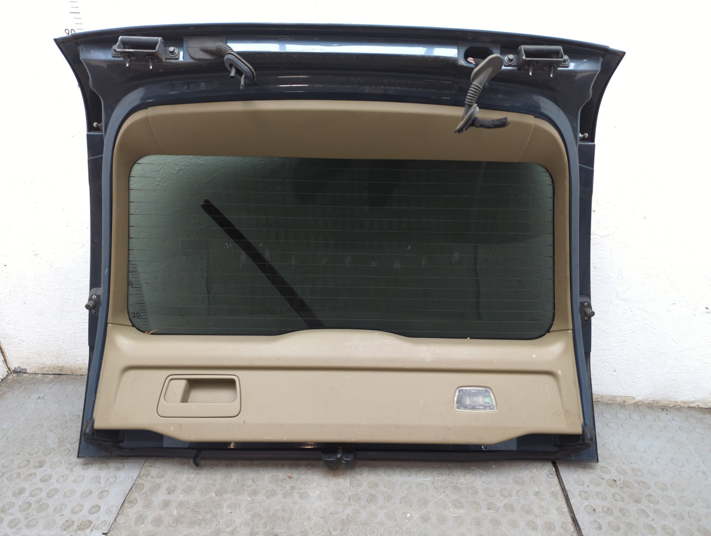 Дверь багажника