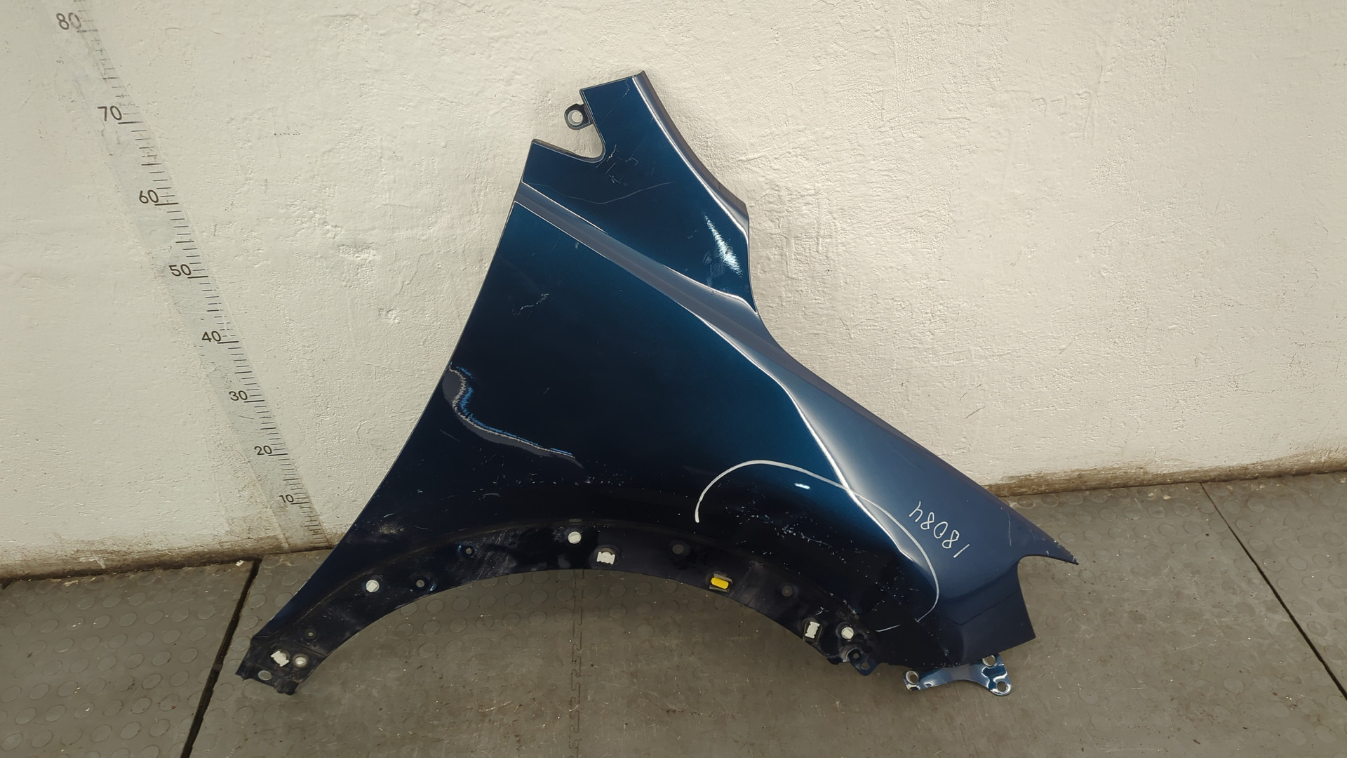 Крыло переднее правое