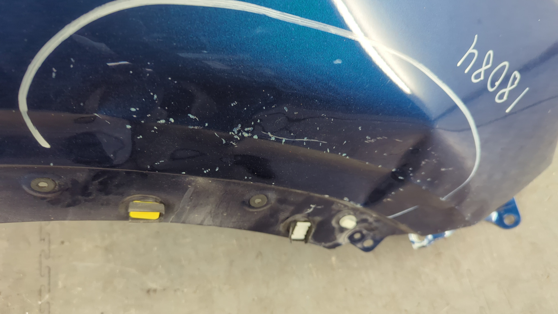 Крыло переднее правое