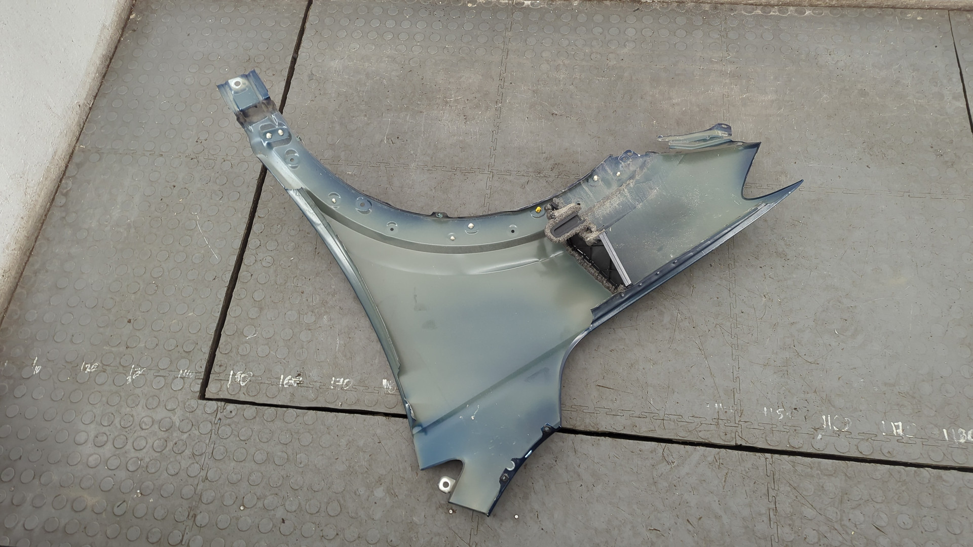 Крыло переднее правое