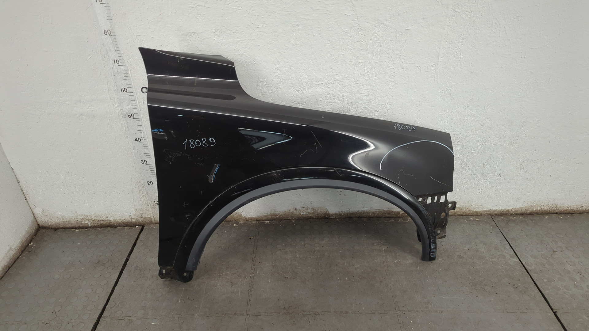 Крыло переднее правое