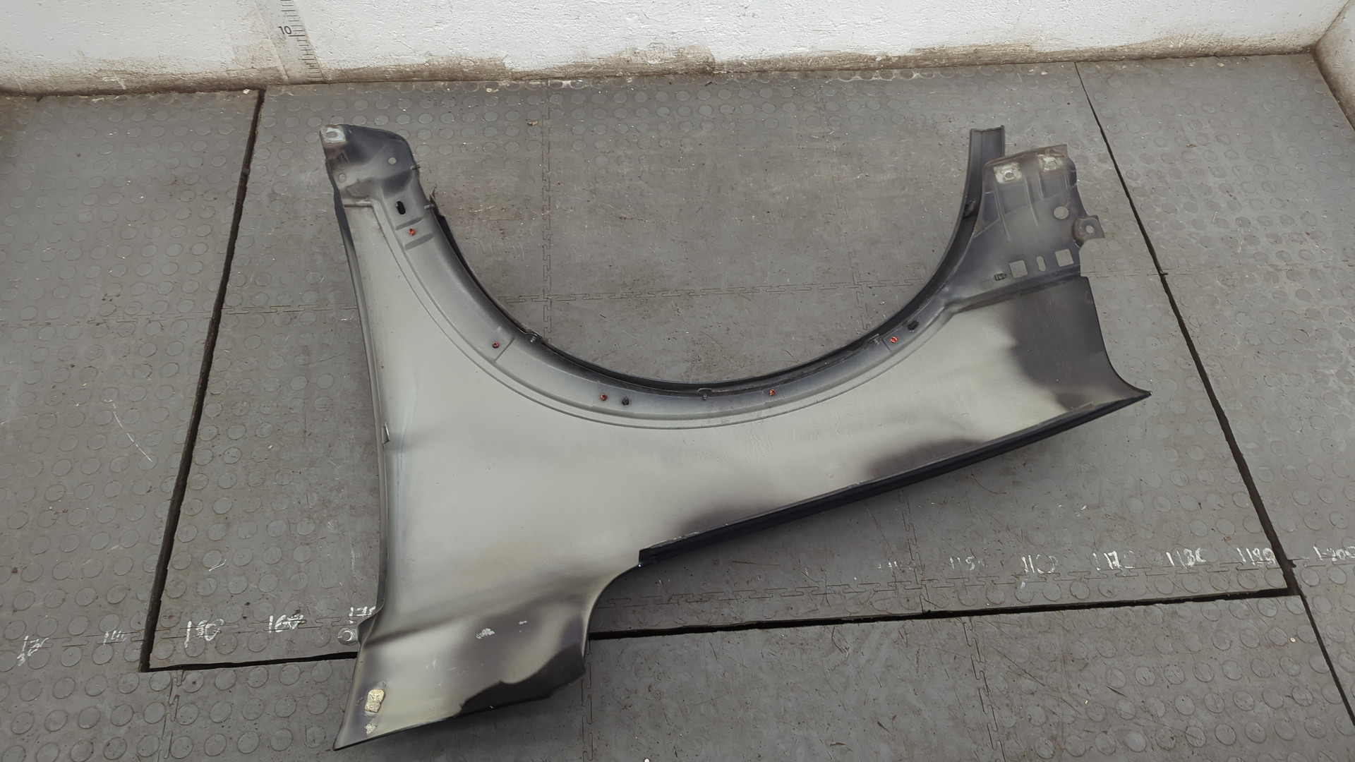 Крыло переднее правое