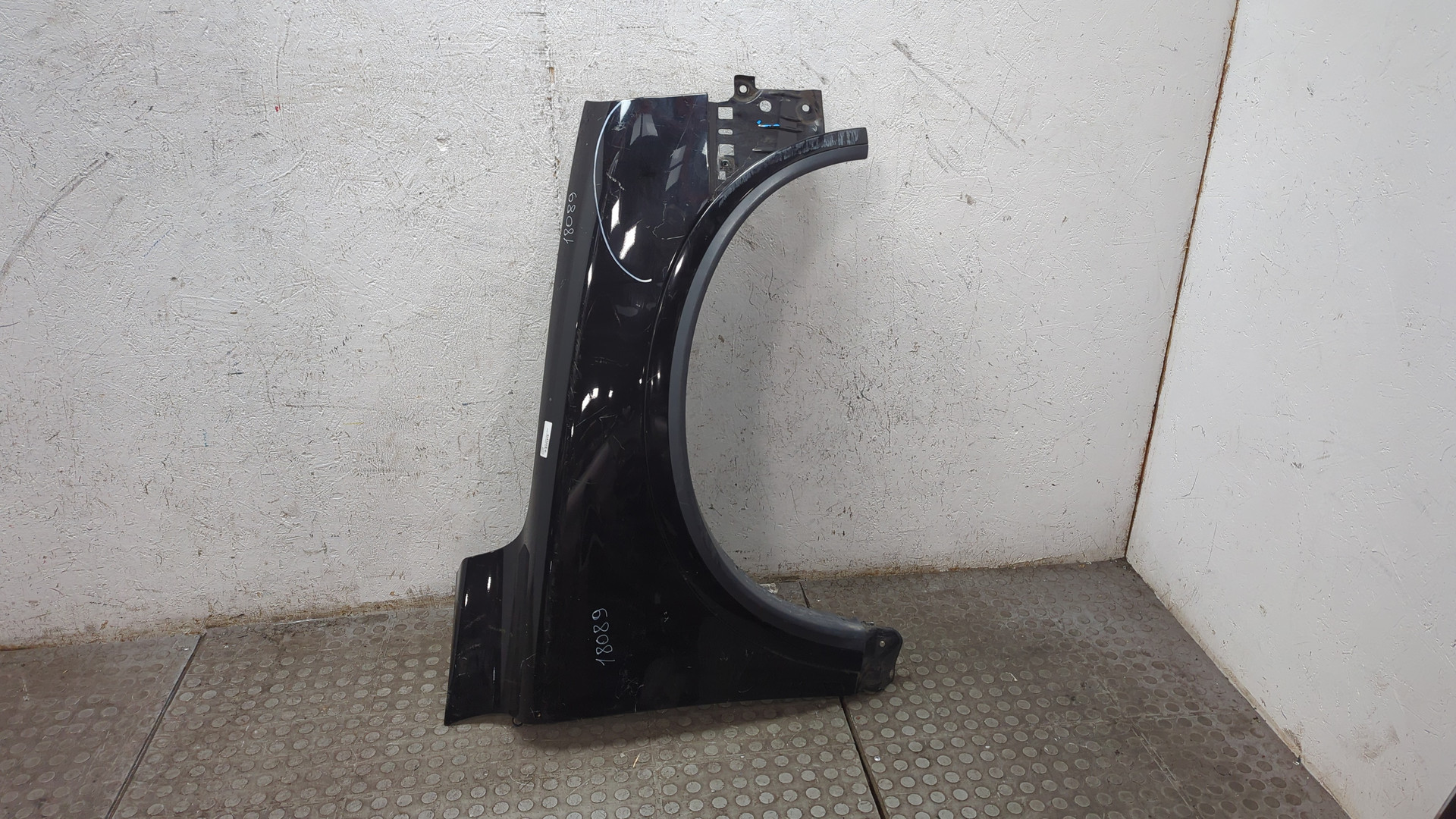 Крыло переднее правое