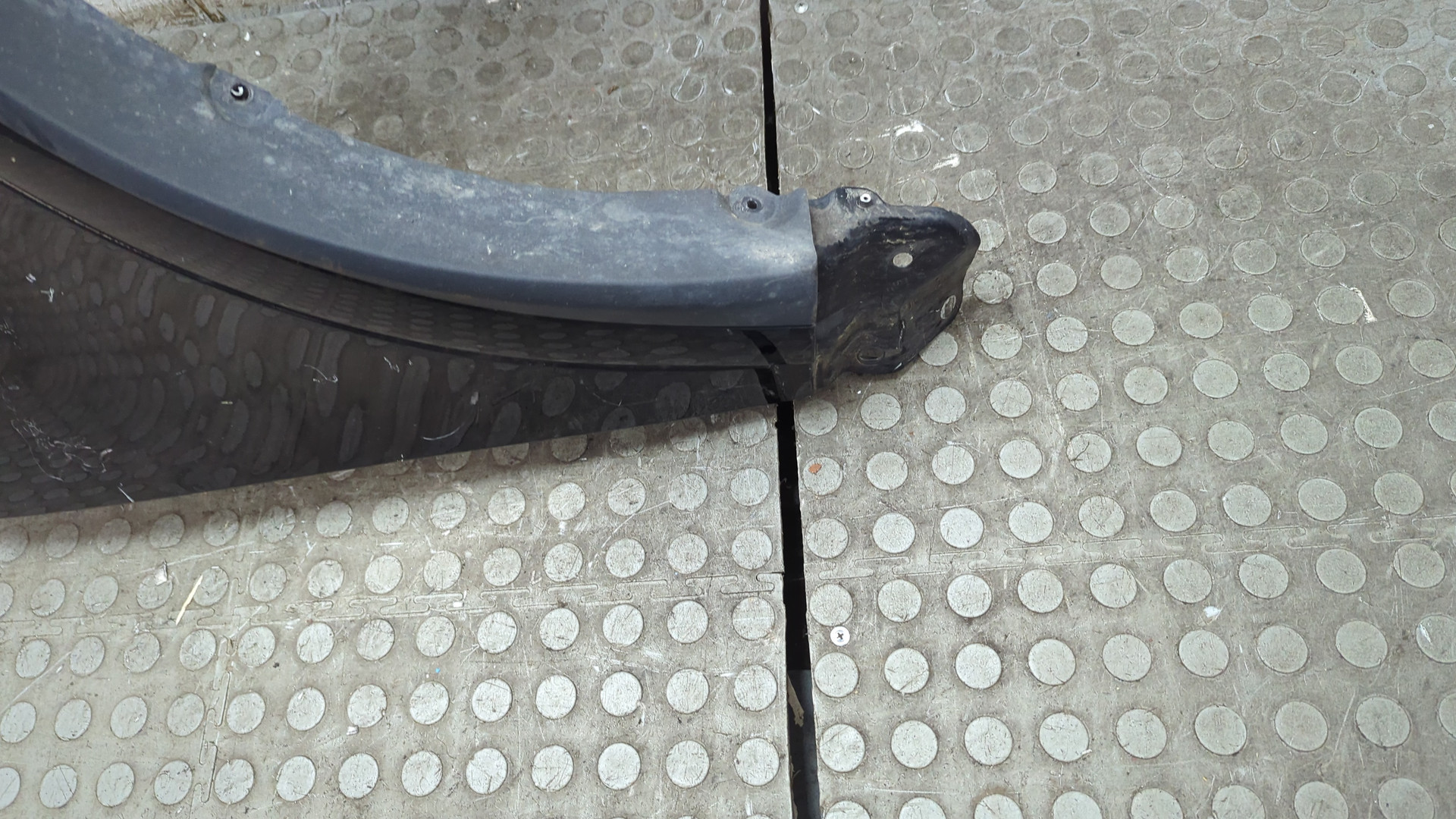 Крыло переднее правое