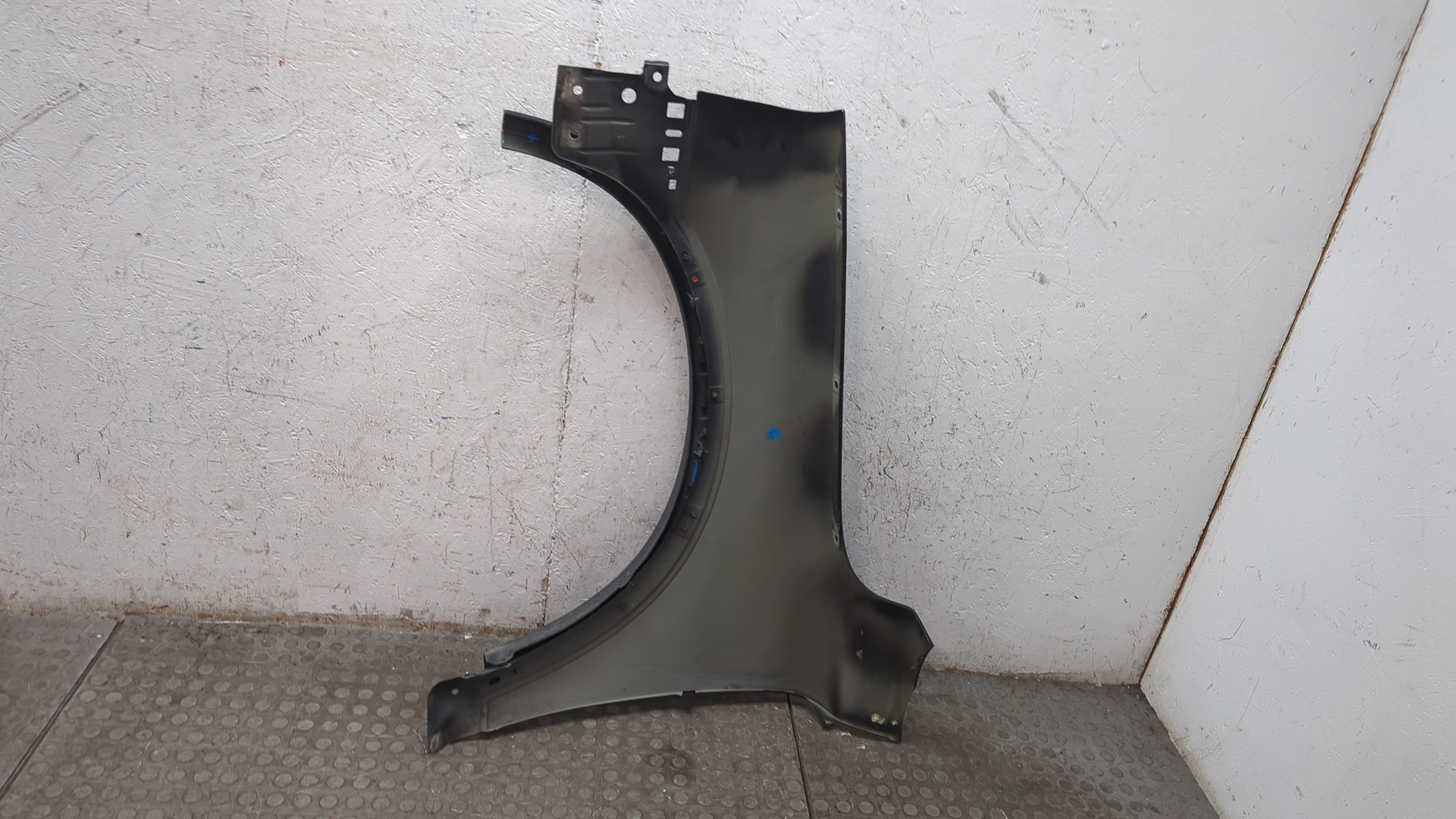 Крыло переднее правое