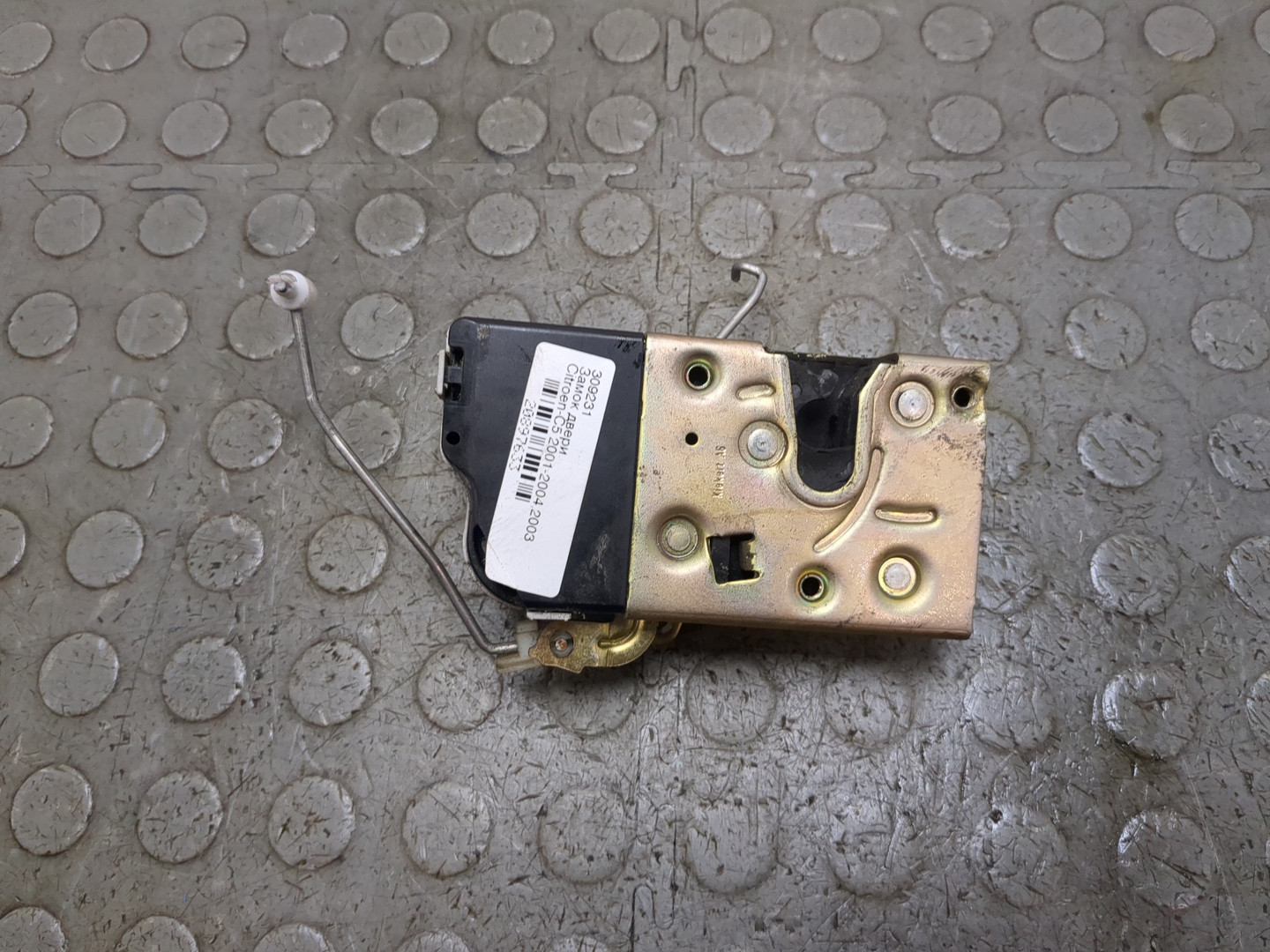 Замок двери передней левой