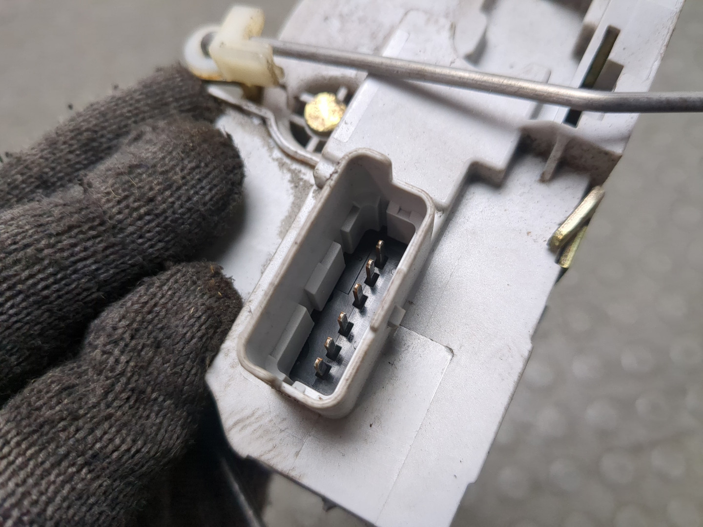 Замок двери передней левой