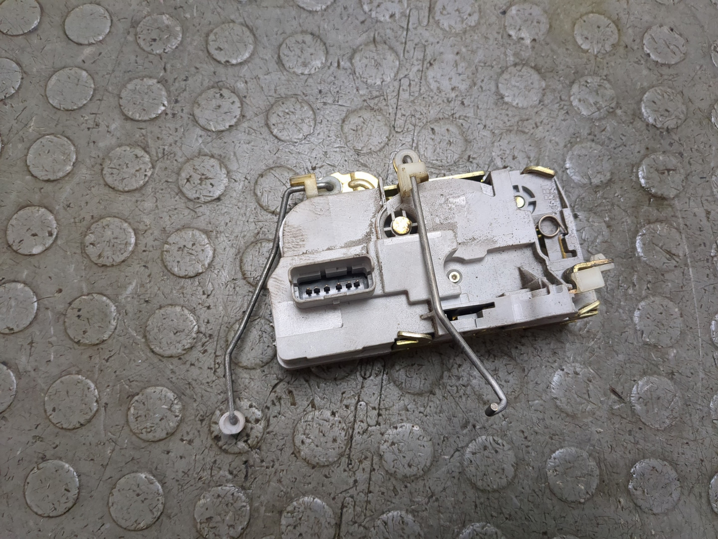 Замок двери передней левой