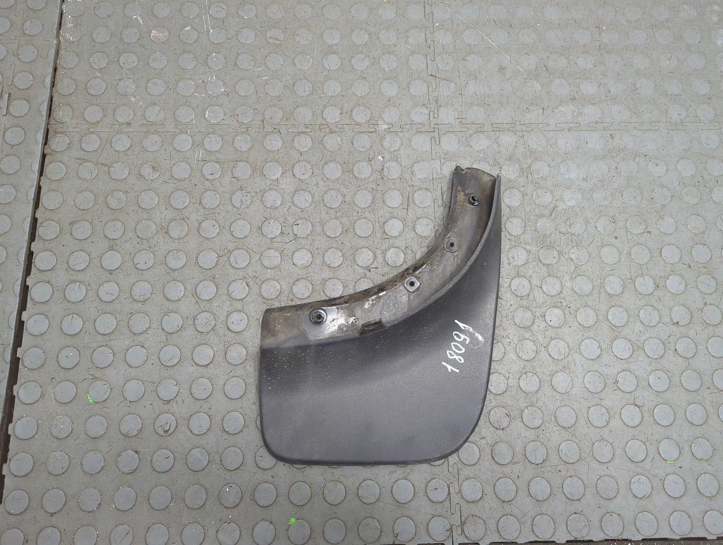 Брызговик задний правый