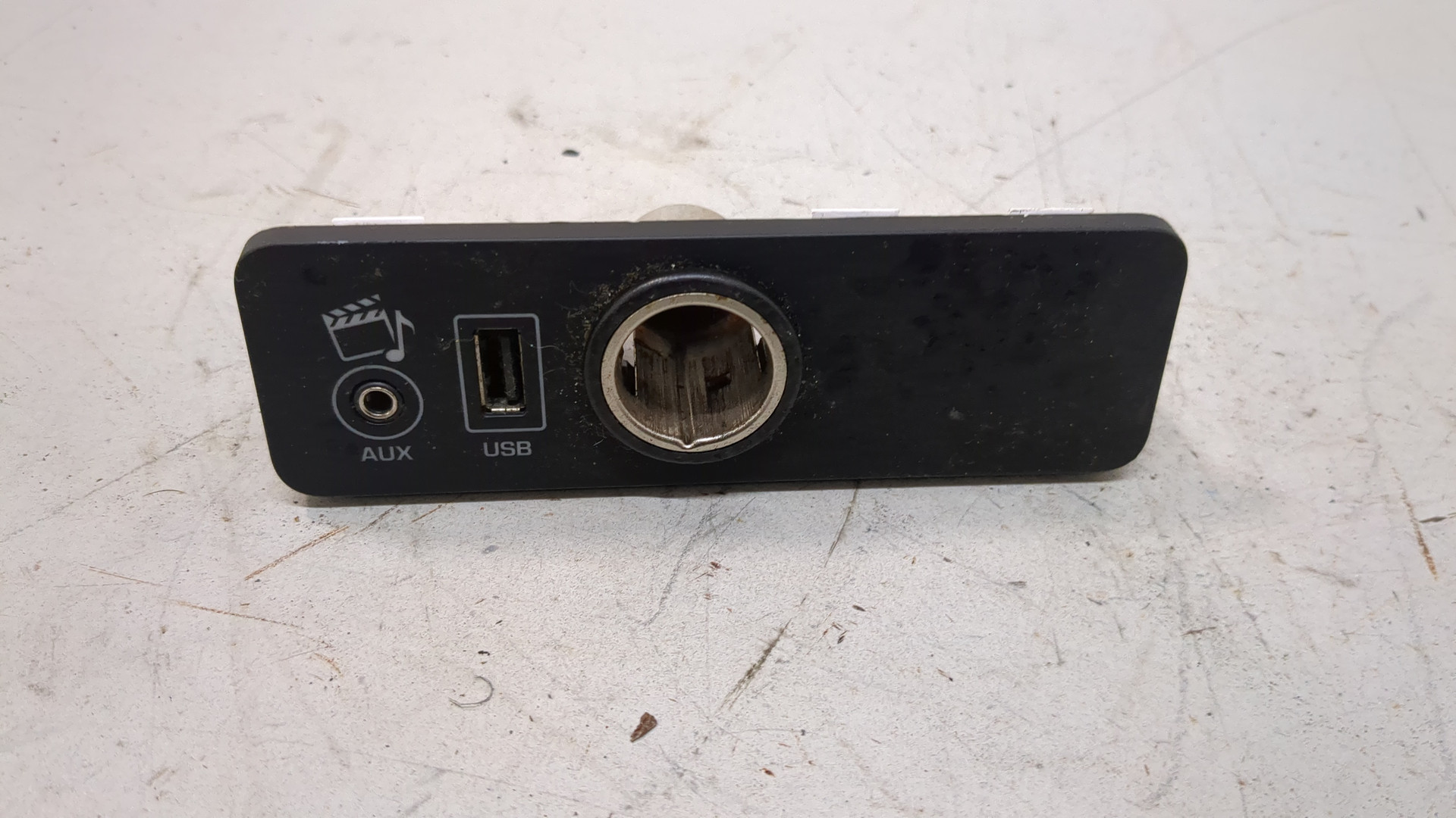 Гнездо AUX / USB IN