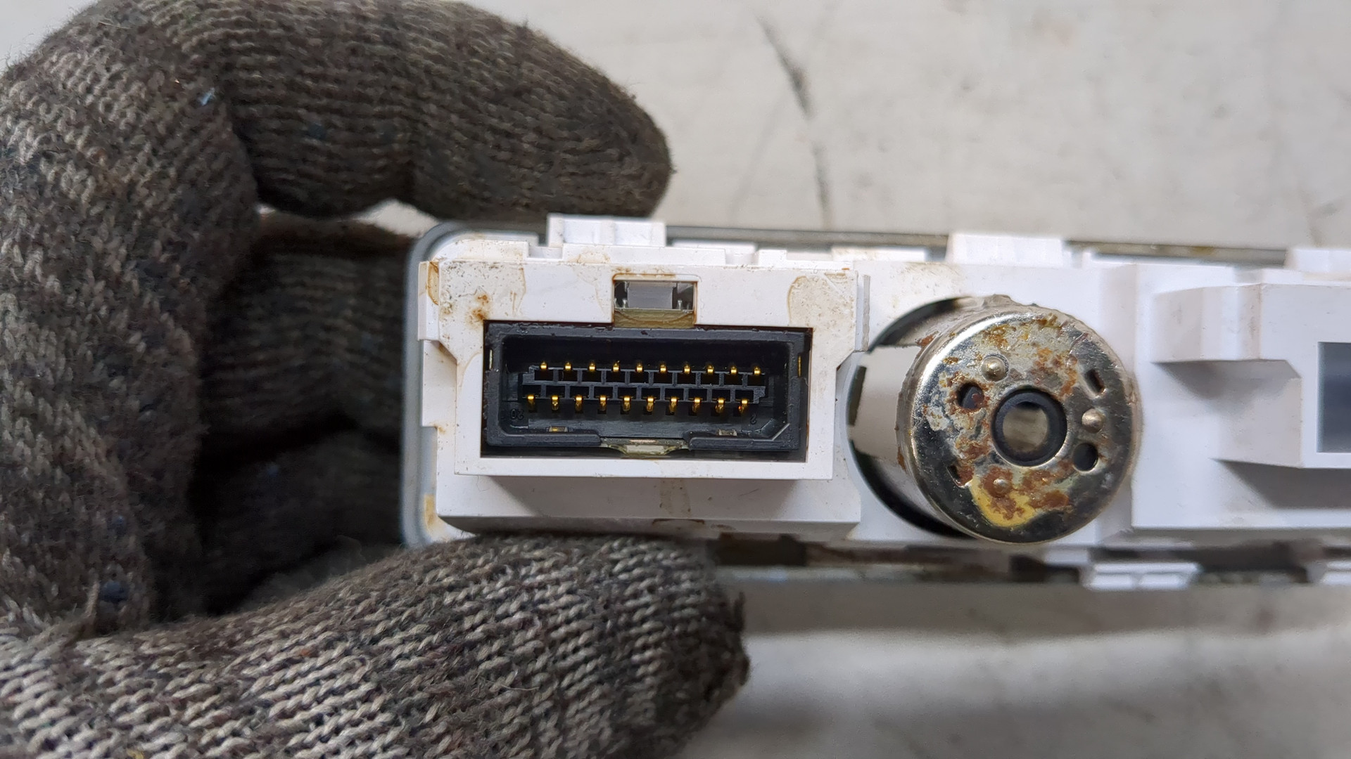 Гнездо AUX / USB IN
