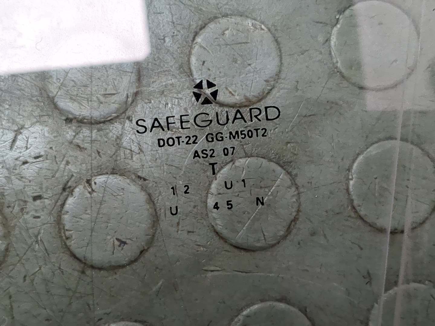 Стекло двери передней левой