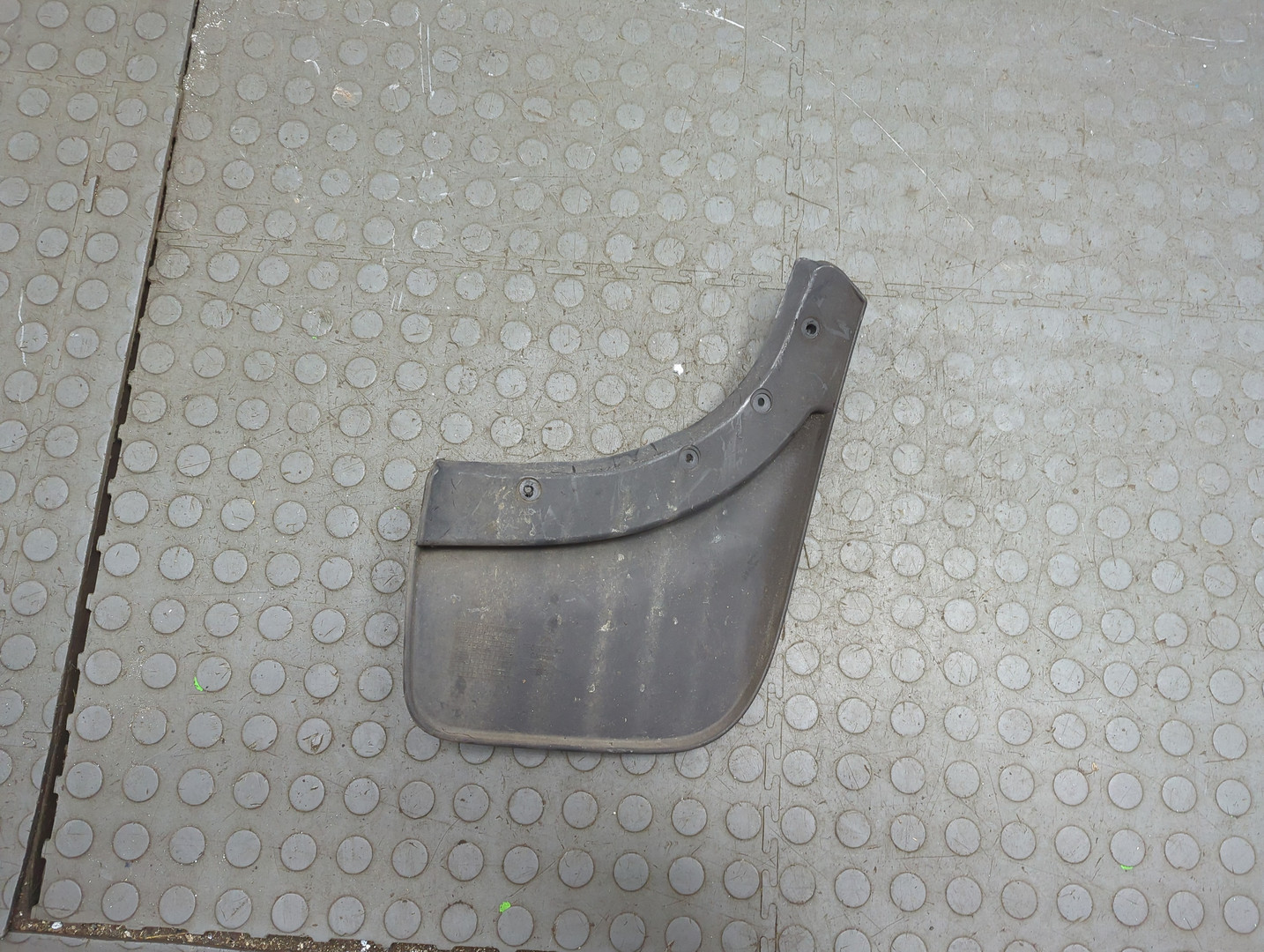 Брызговик задний левый