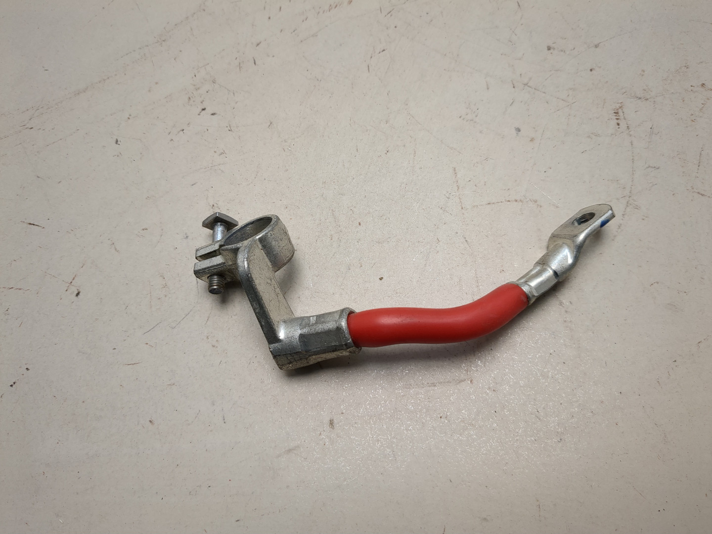 Клемма аккумулятора -