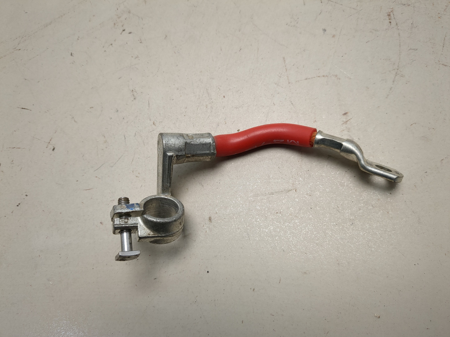 Клемма аккумулятора -