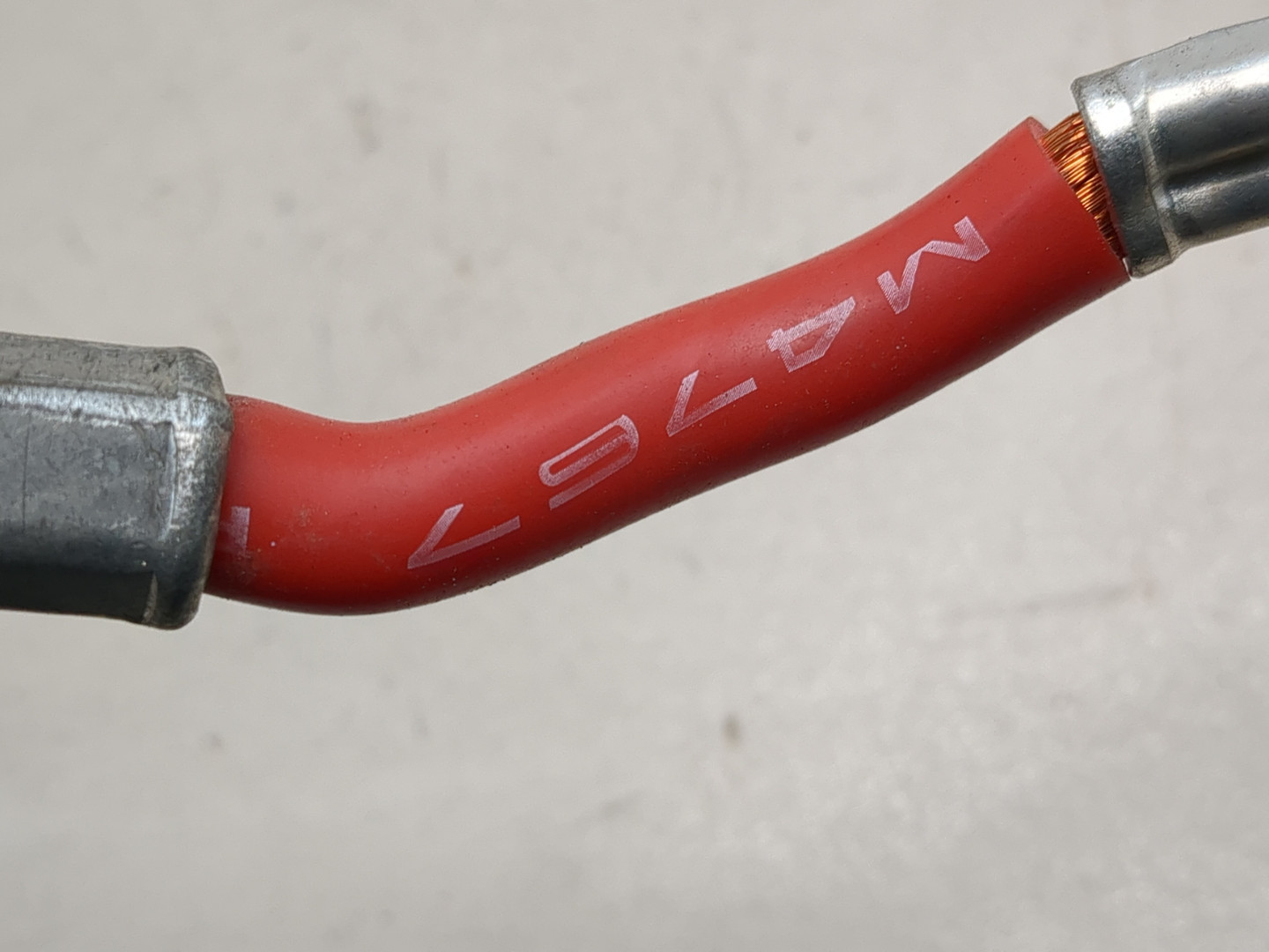 Клемма аккумулятора -