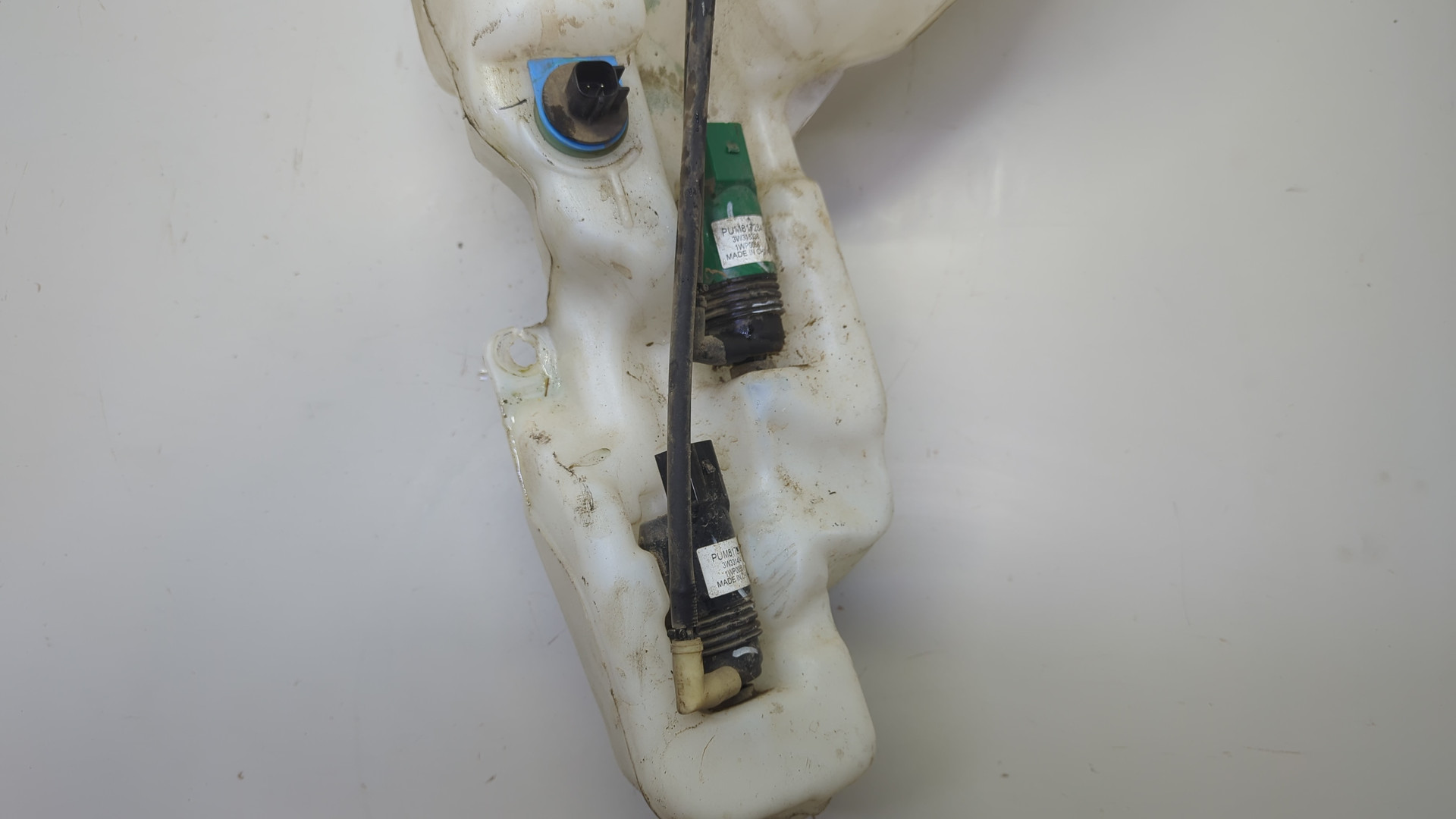 Бачок омывателя лобового стекла