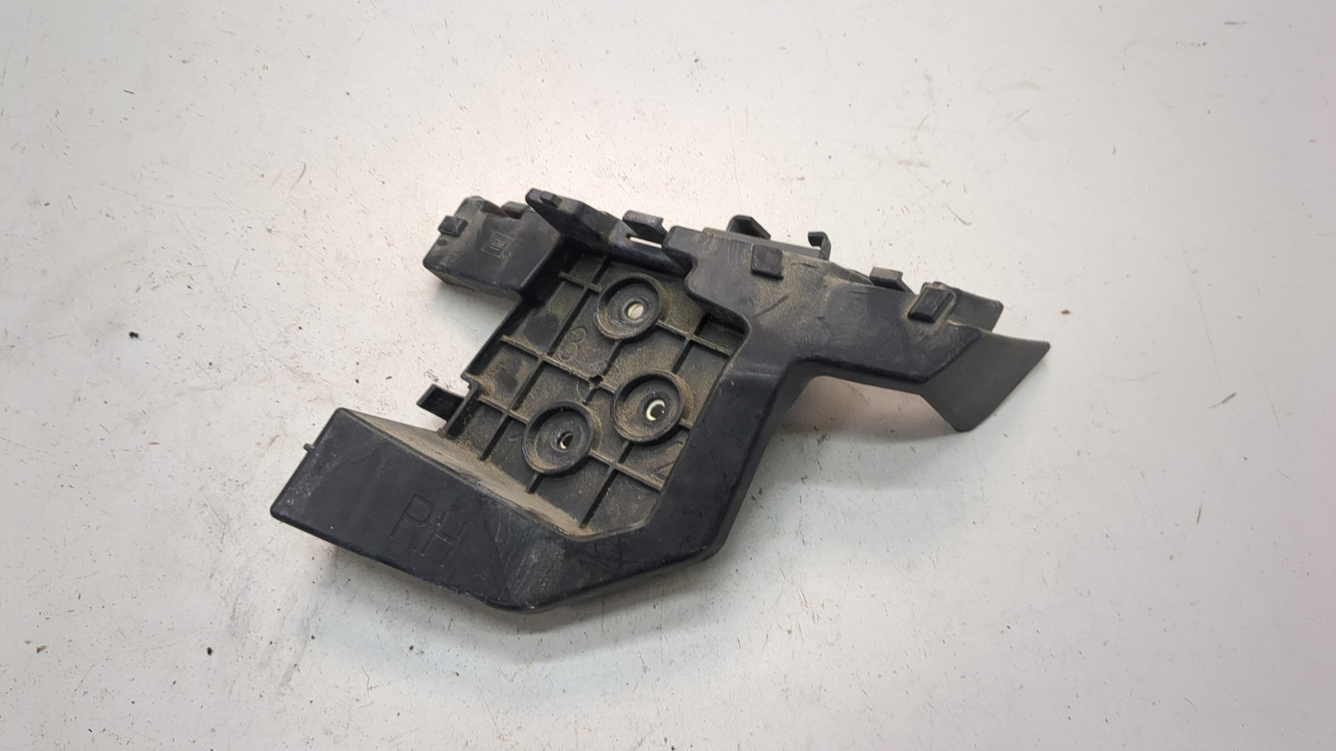 Кронштейн заднего бампера правый