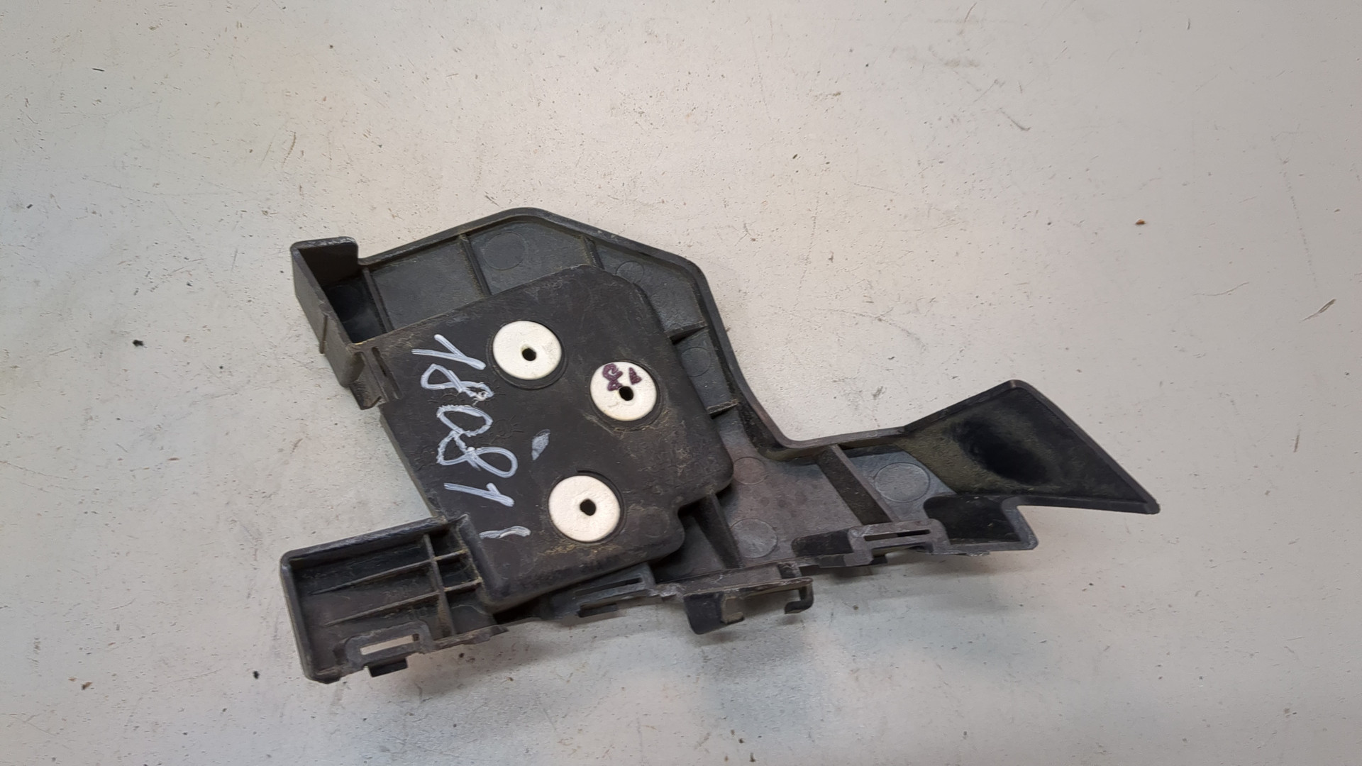 Кронштейн заднего бампера правый