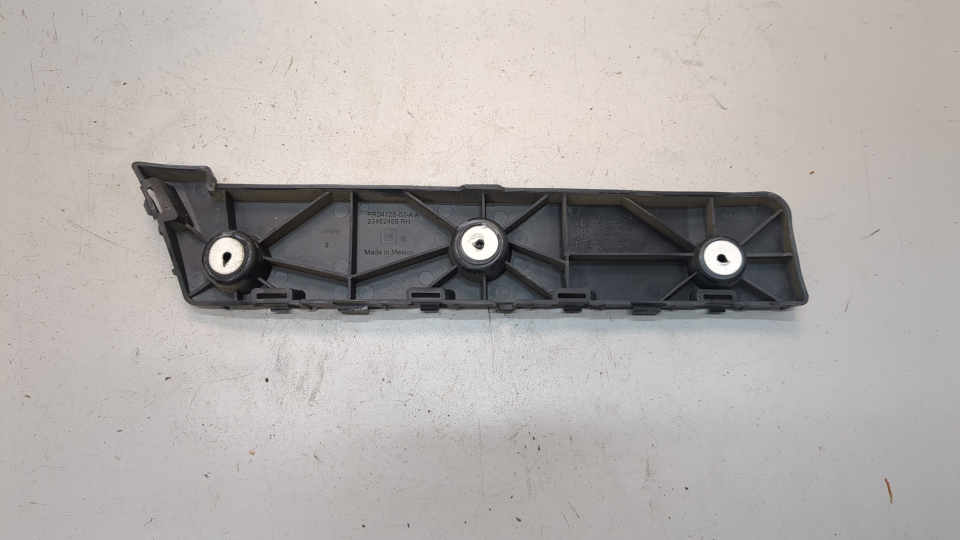 Кронштейн заднего бампера правый