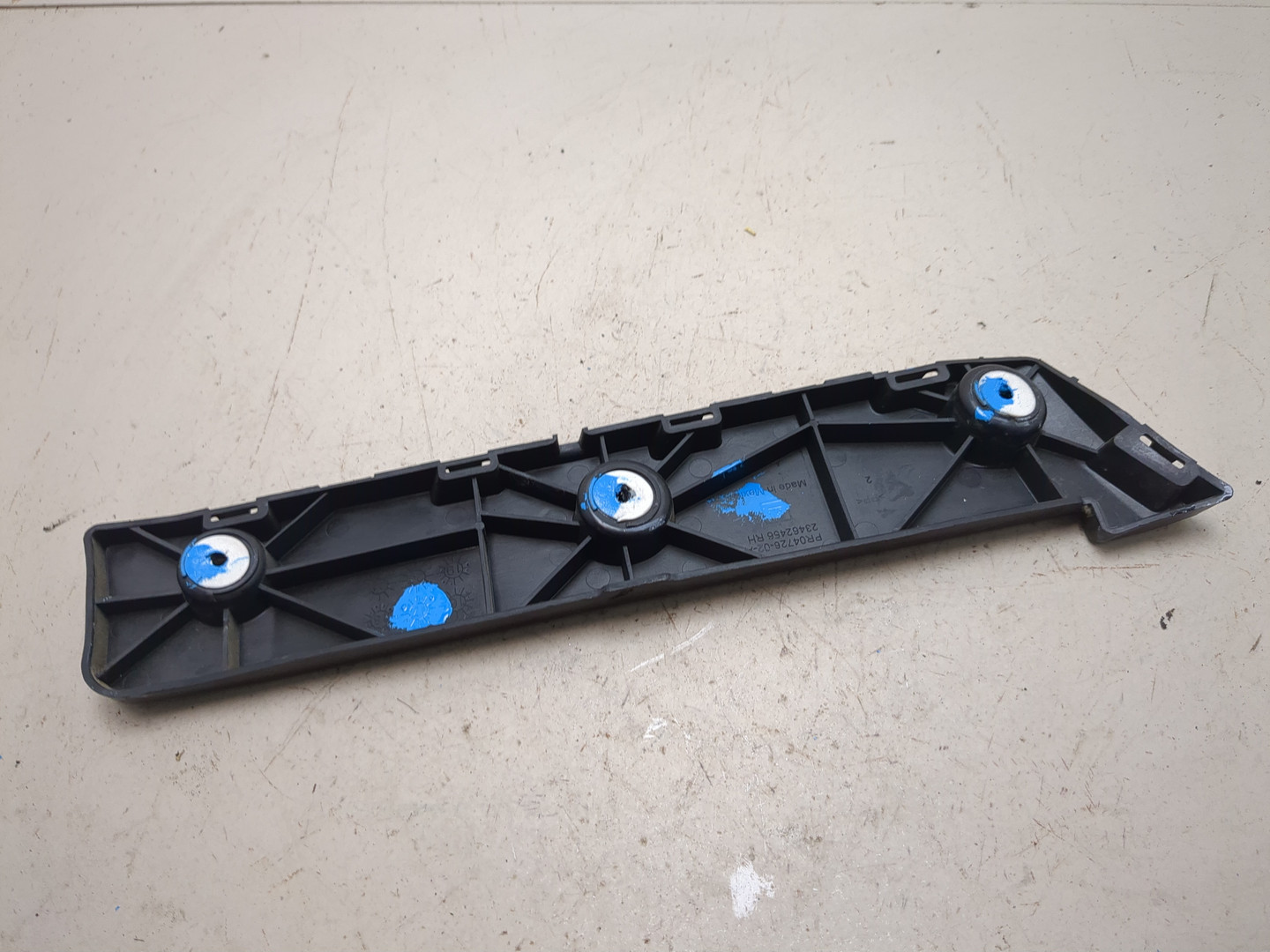 Кронштейн заднего бампера правый