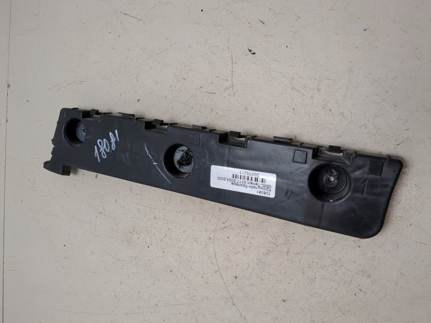 Кронштейн заднего бампера правый