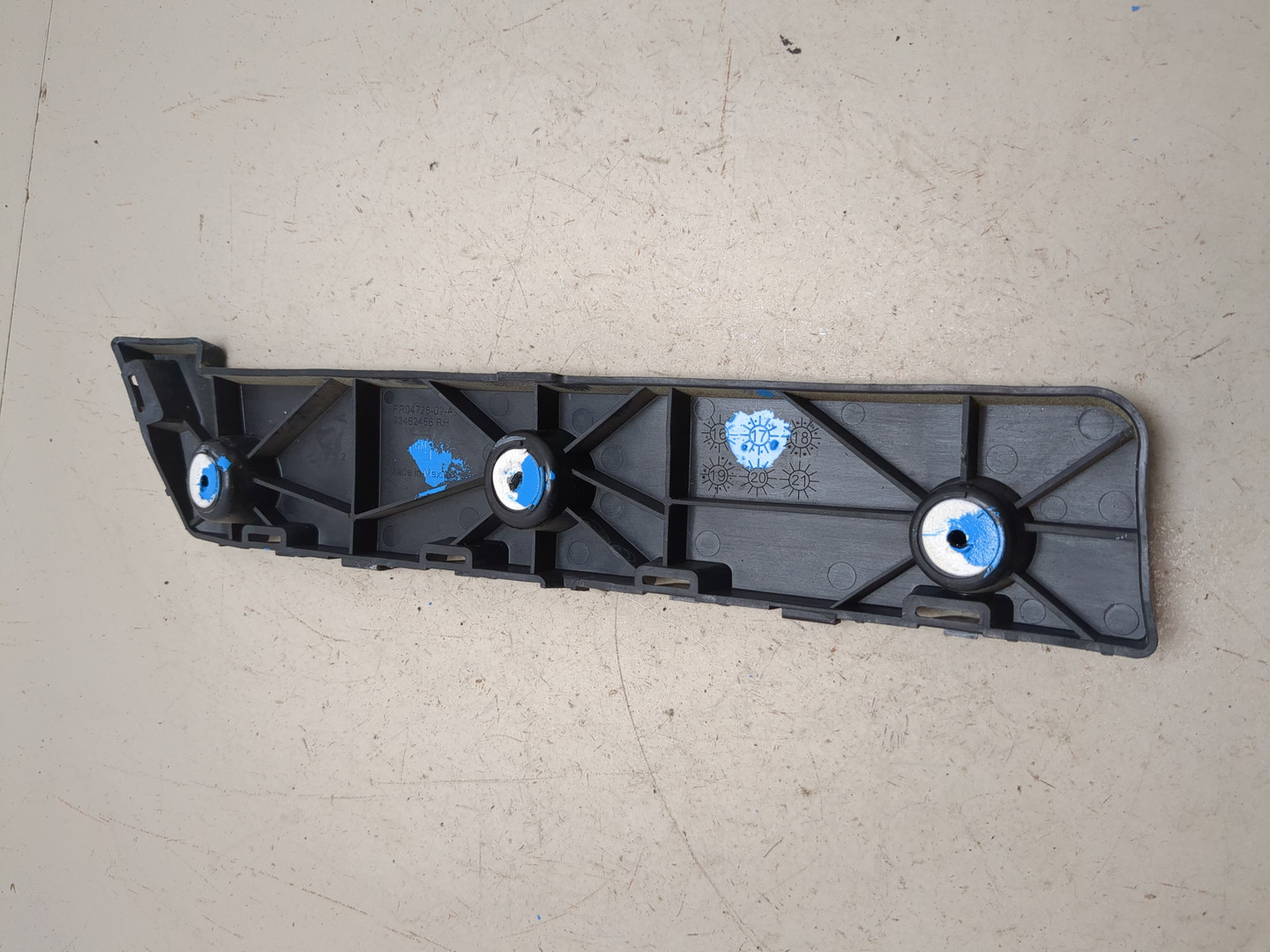 Кронштейн заднего бампера правый