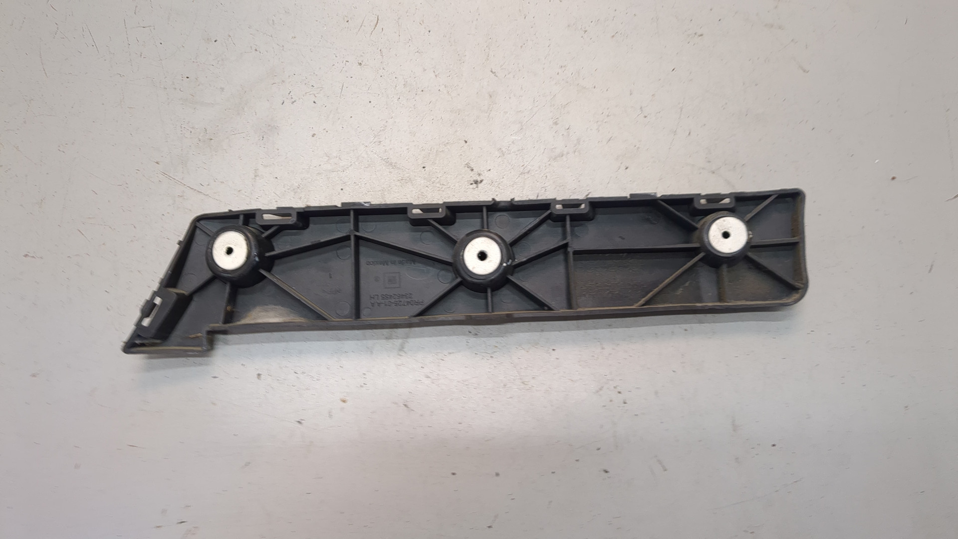 Кронштейн заднего бампера левый