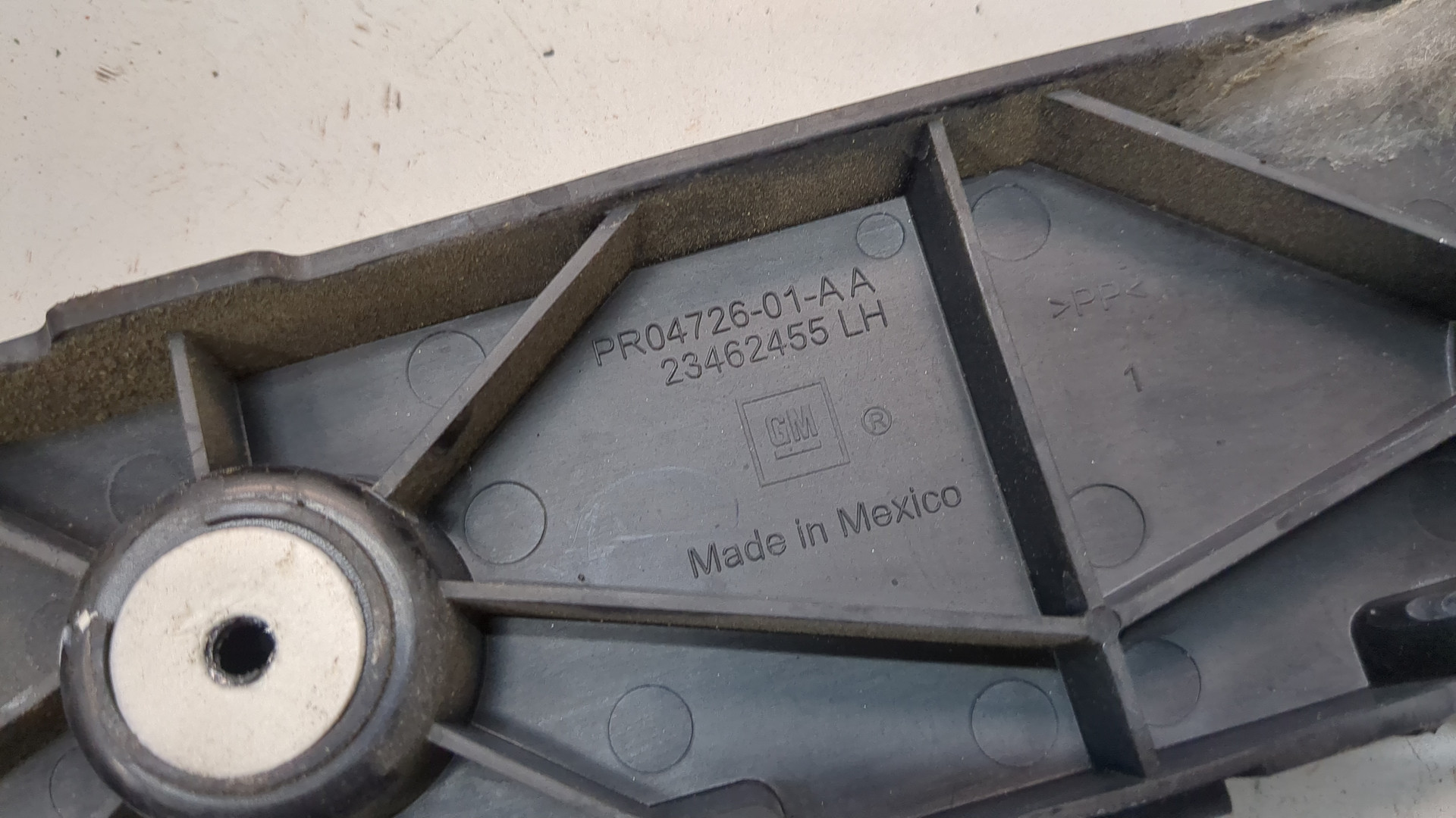 Кронштейн заднего бампера левый