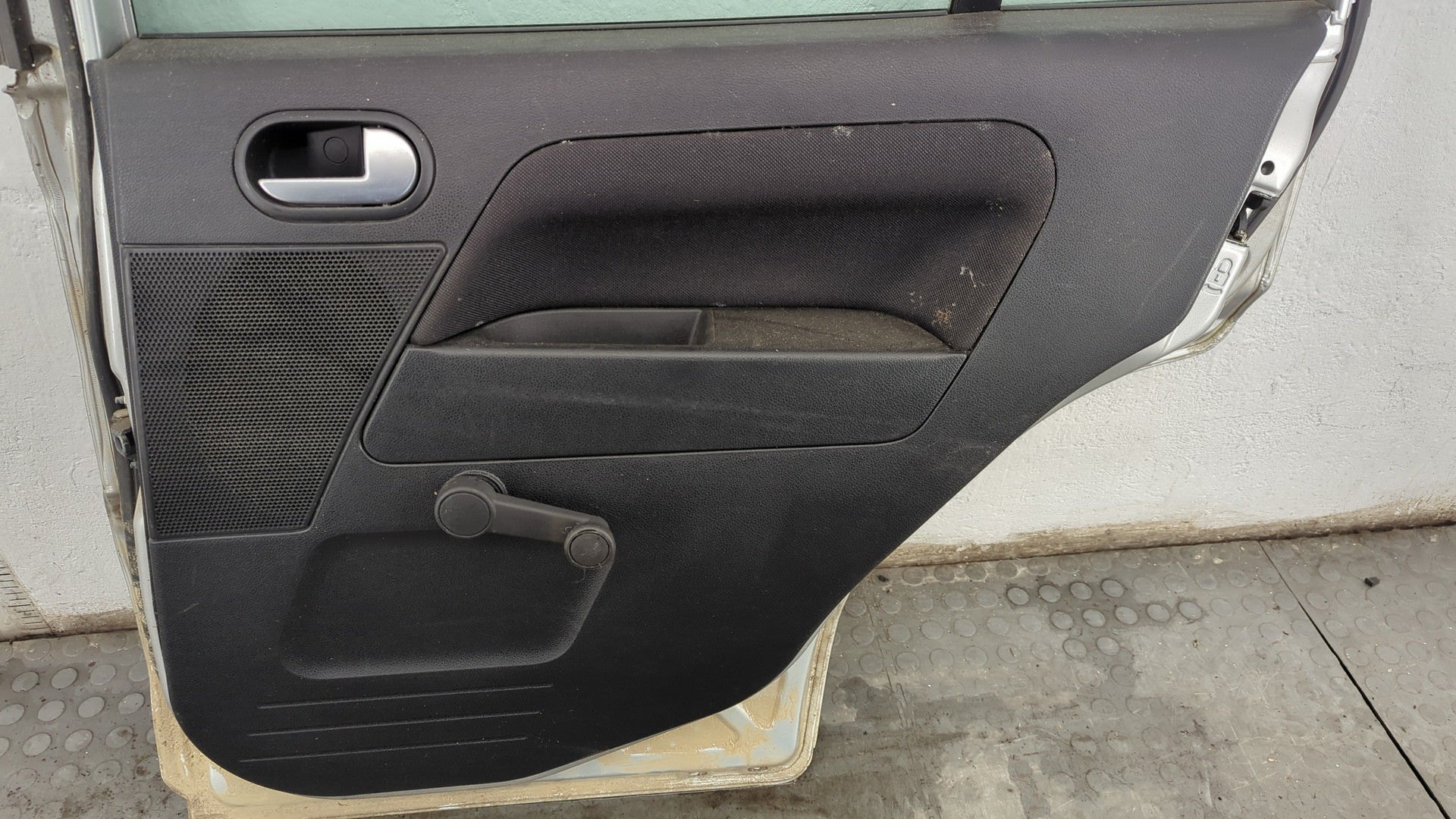 Дверь задняя правая