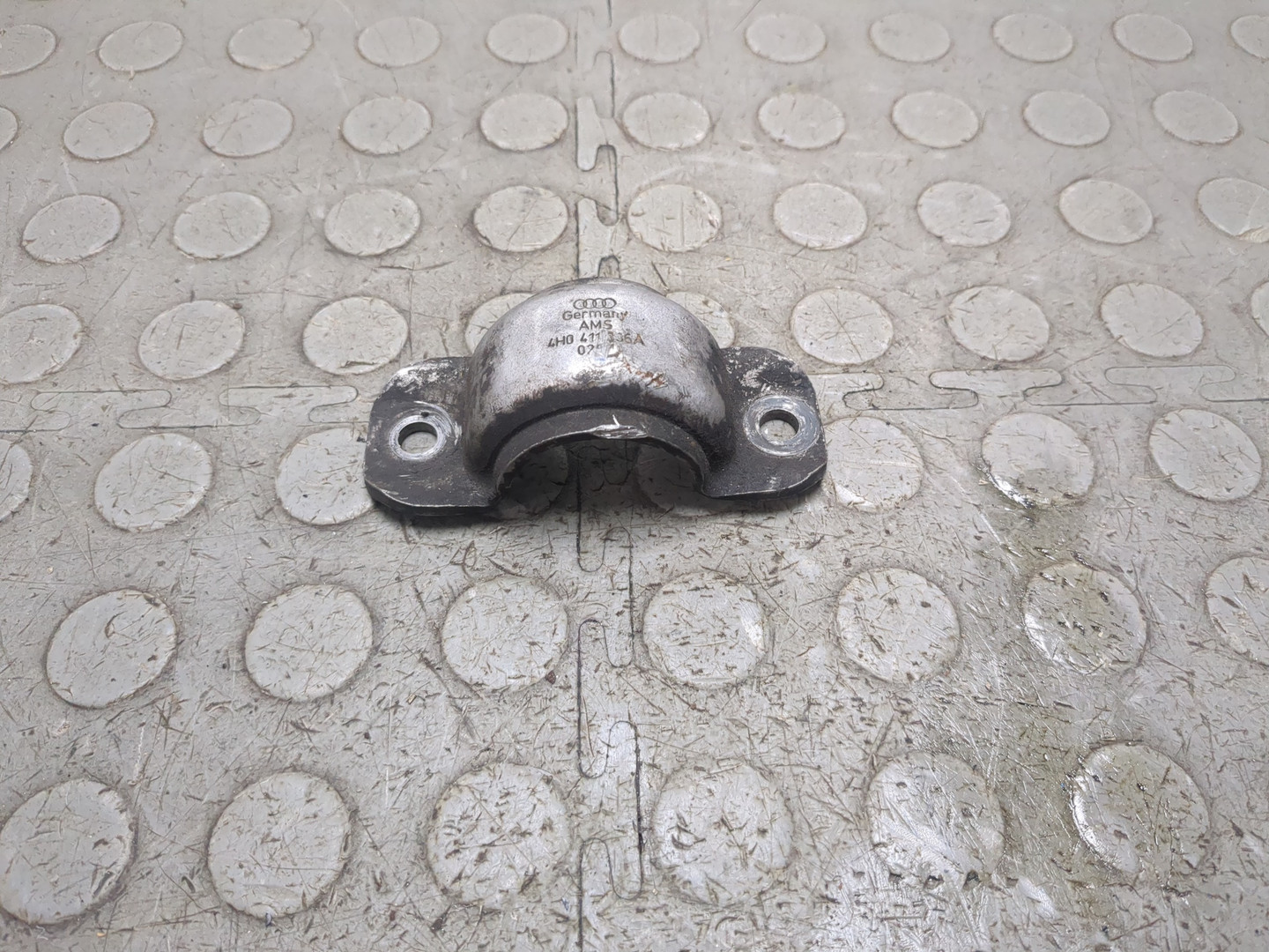 Кронштейн стойки переднего стабилизатора