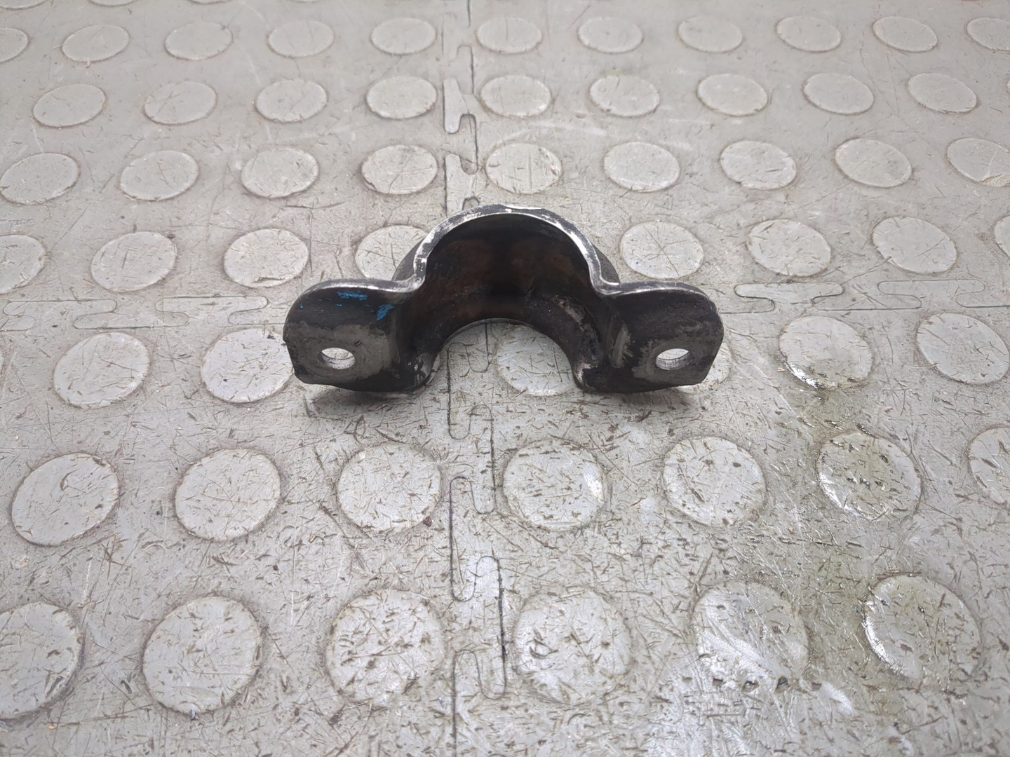 Кронштейн стойки переднего стабилизатора