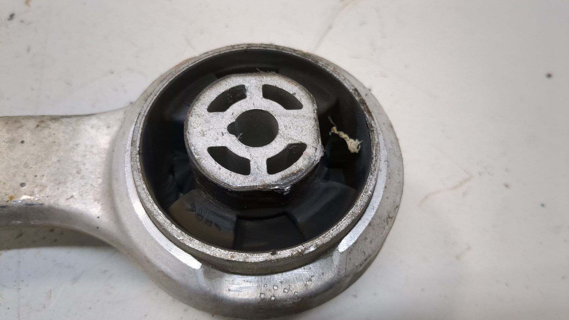 Рычаг передний левый