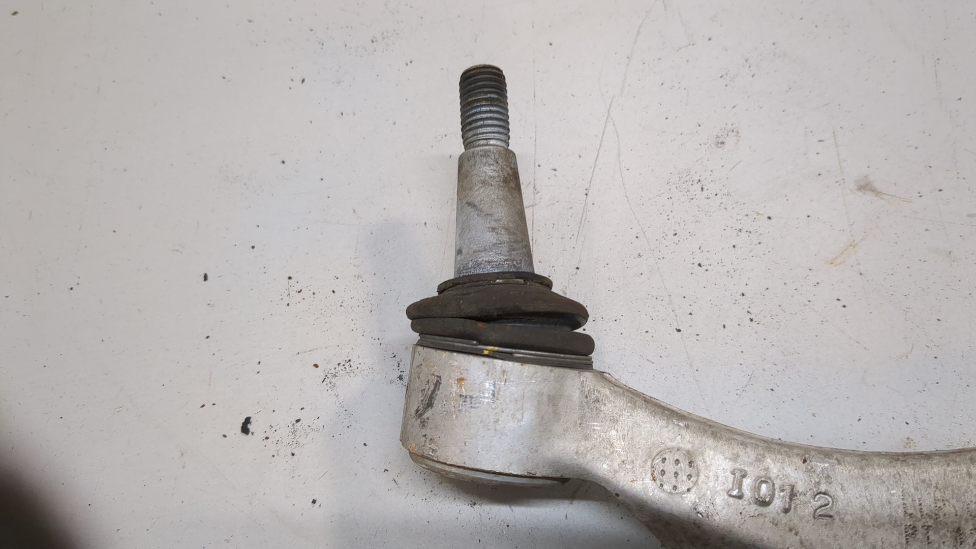 Рычаг передний левый