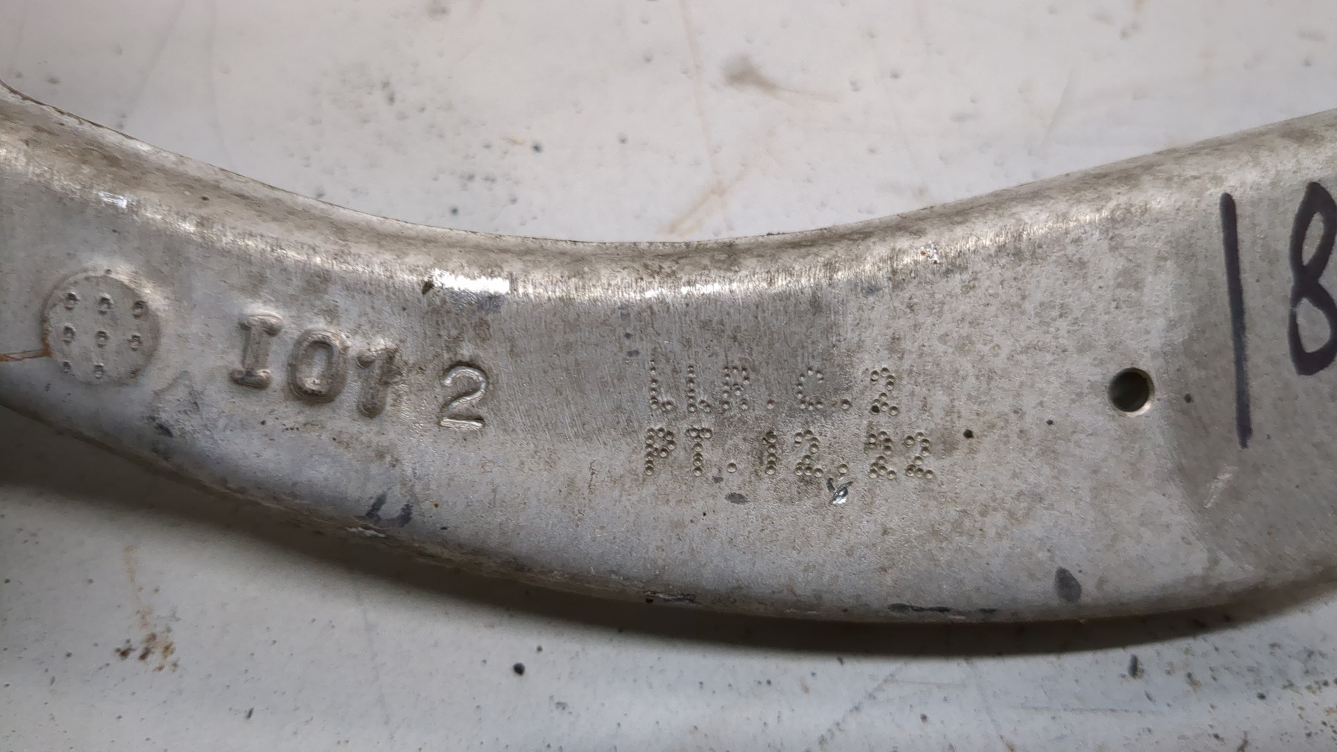 Рычаг передний левый