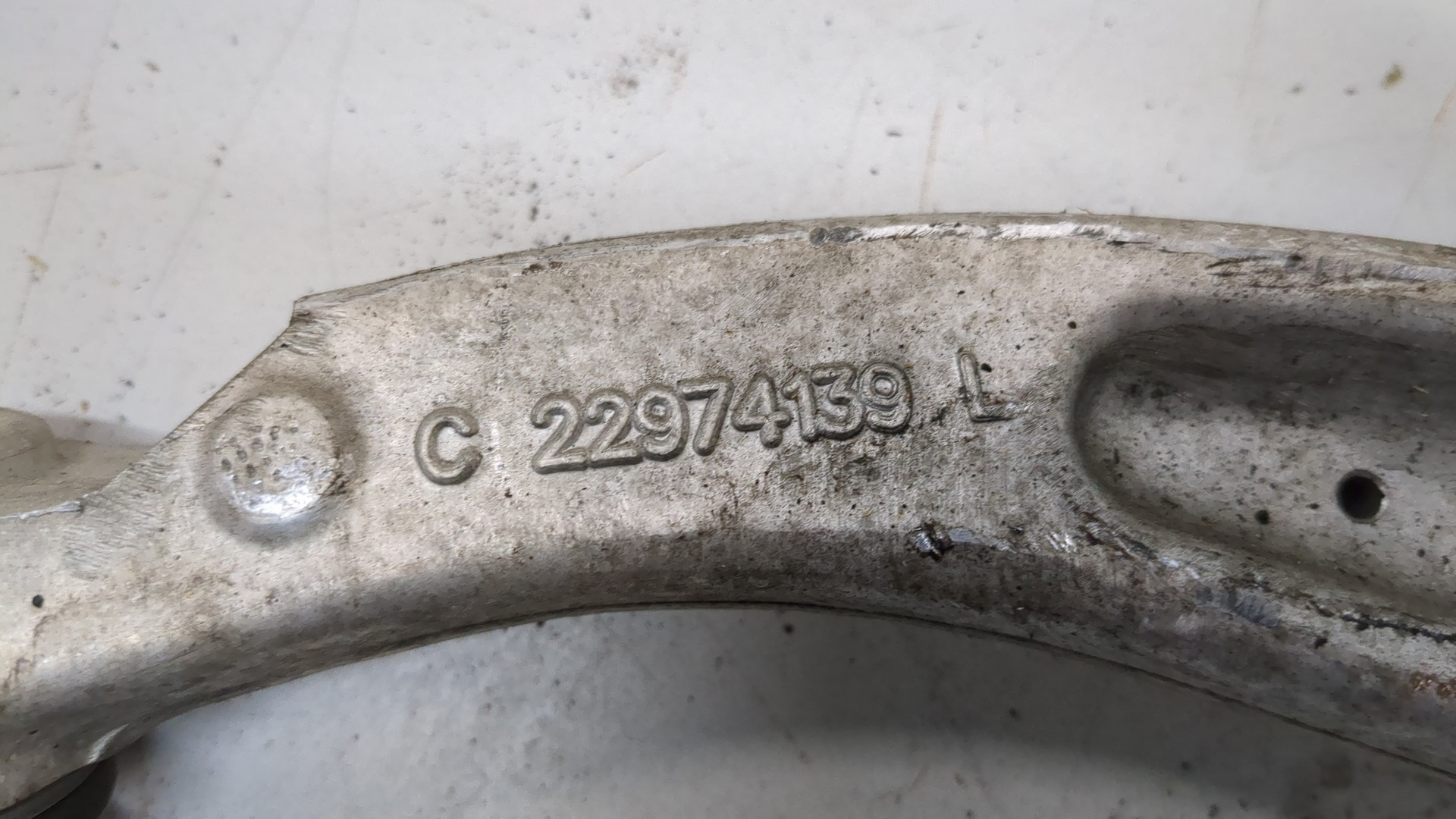 Рычаг передний левый