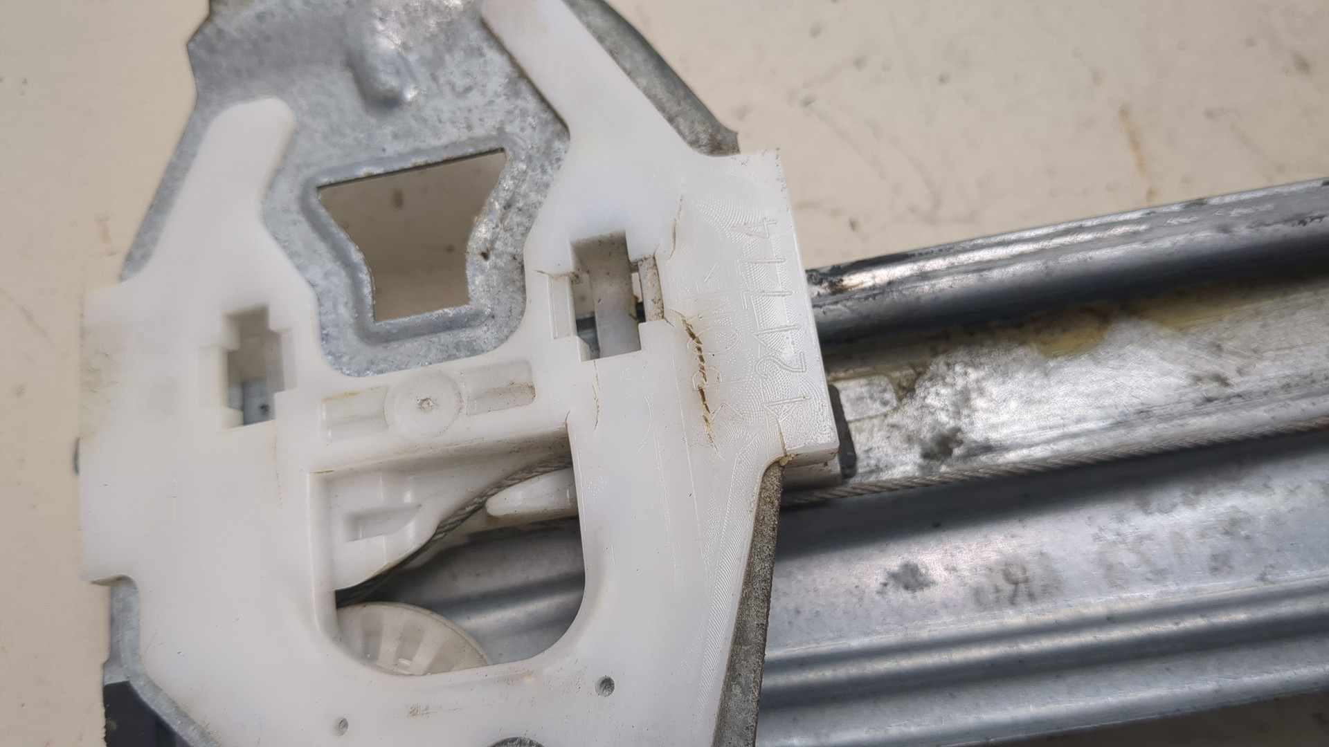 Стеклоподъемник электр. задний левый